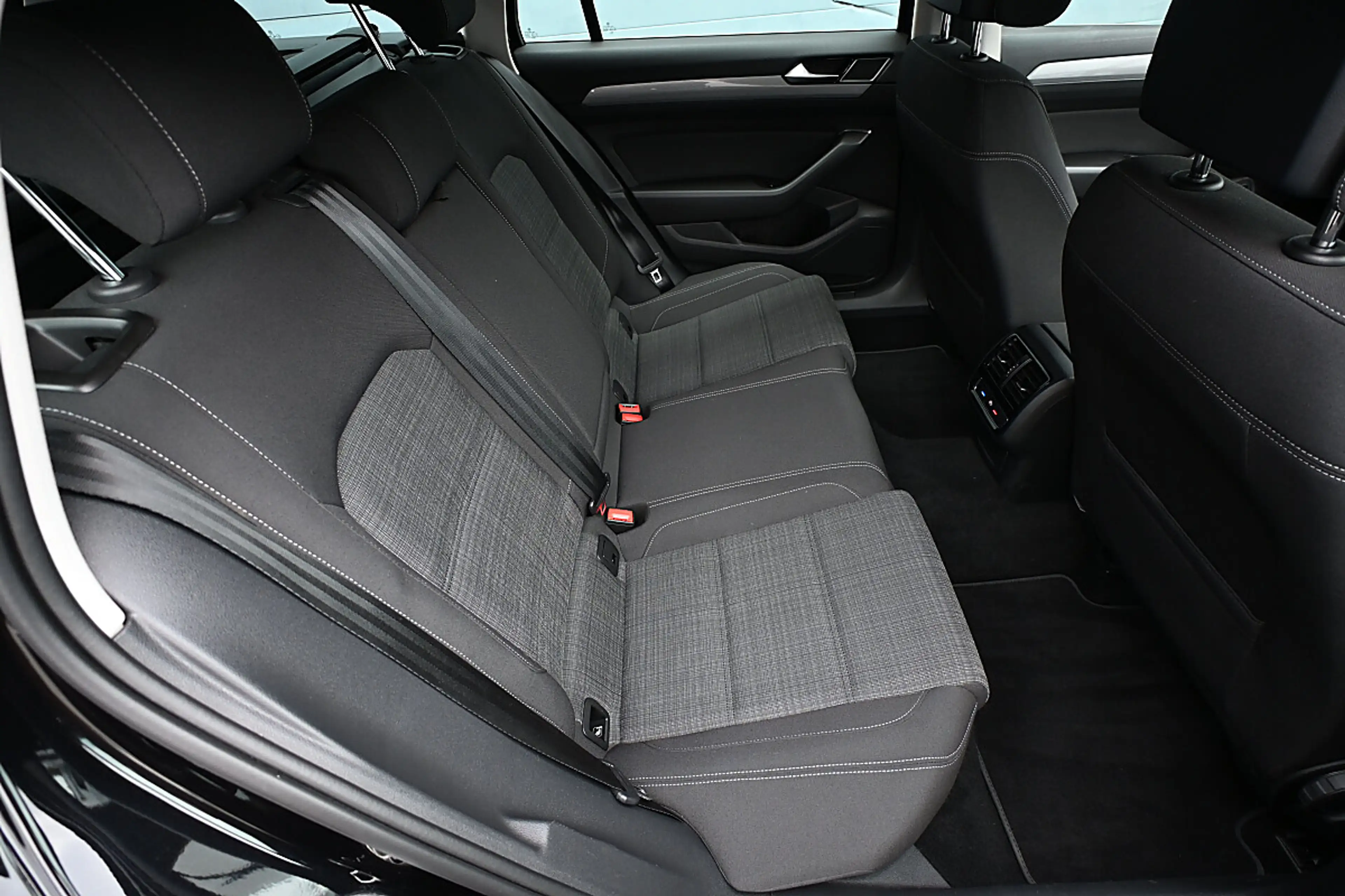 Volkswagen Passat Variant Business 1,6 SCR TDI DSG ACC, LED, Navi, Kamera... — photo 10