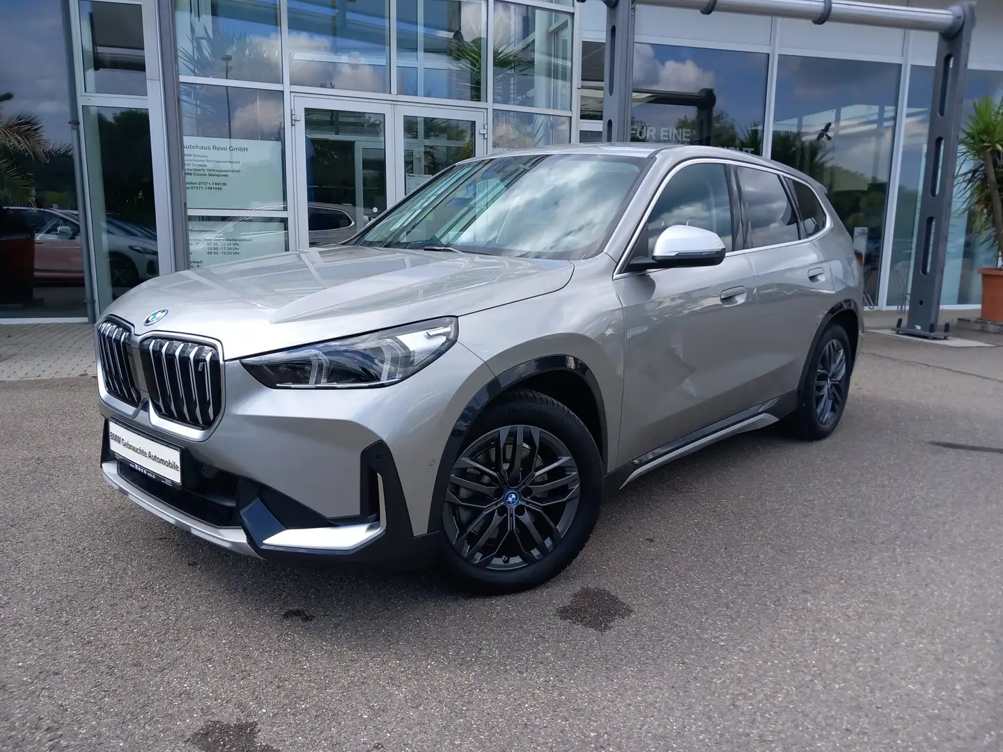 BMW iX1 xDrive30 xLine AHK DriveAssProf LED LiveCockProf Argent - 2
