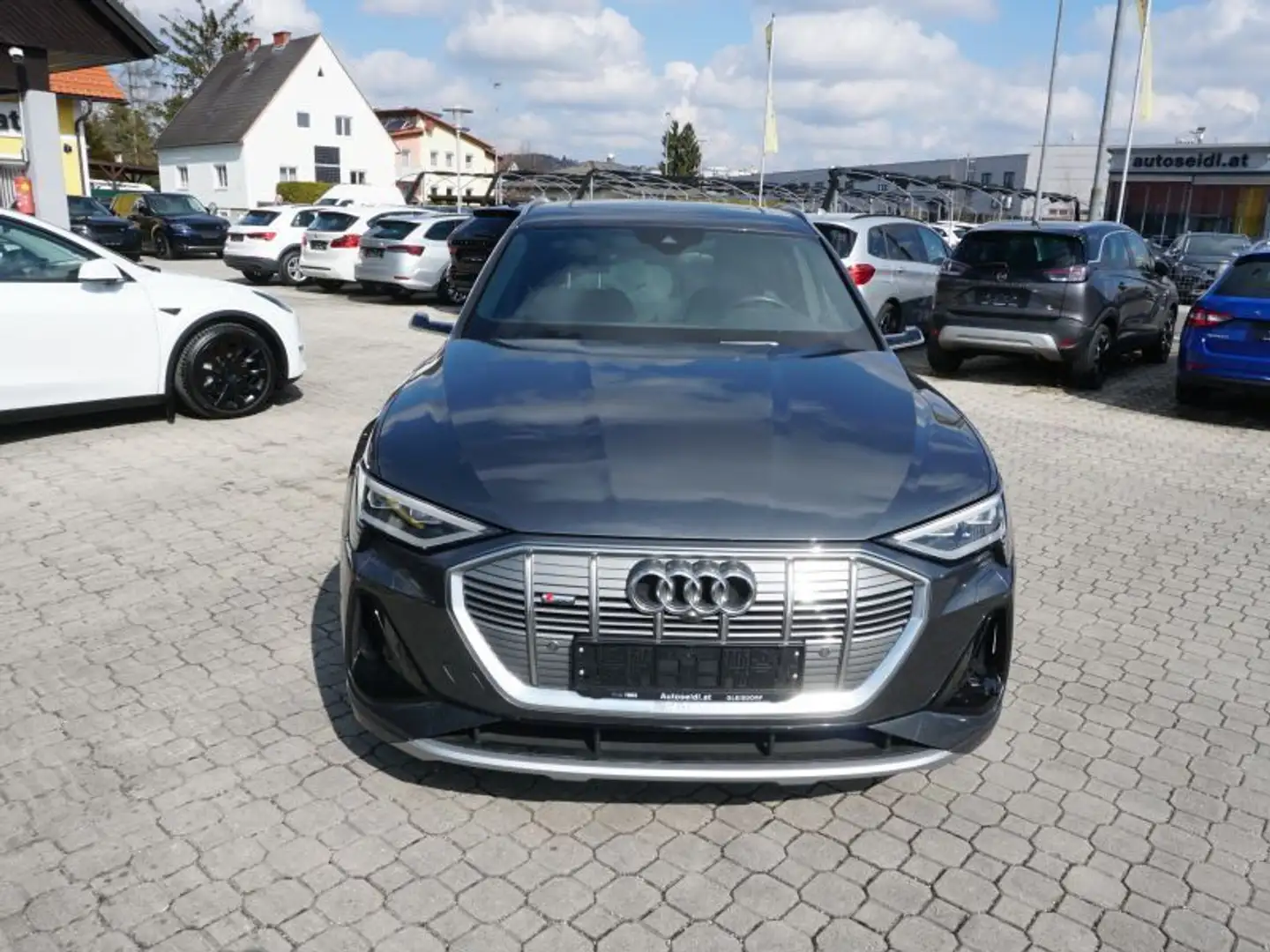 Audi e-tron SB 50 quattro S-line *TOPAUSSTATTUNG* Grau - 2