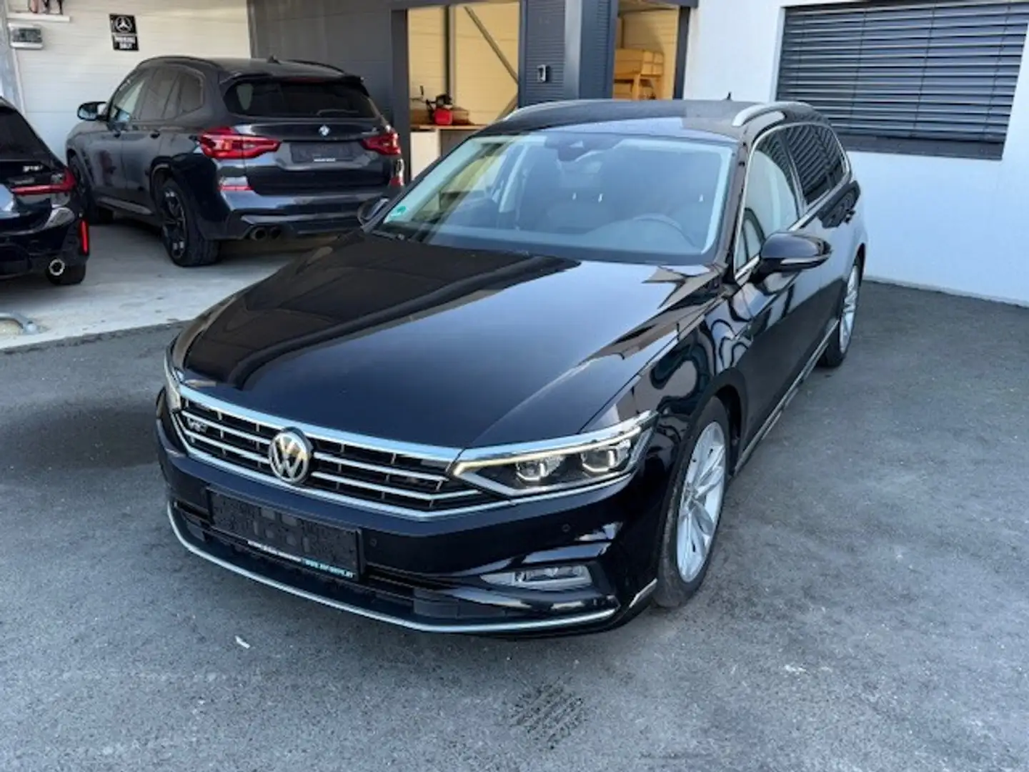 Volkswagen Passat Variant R-Line 2,0 SCR TDI DSG, sehr gute Ausstattung Schwarz - 1