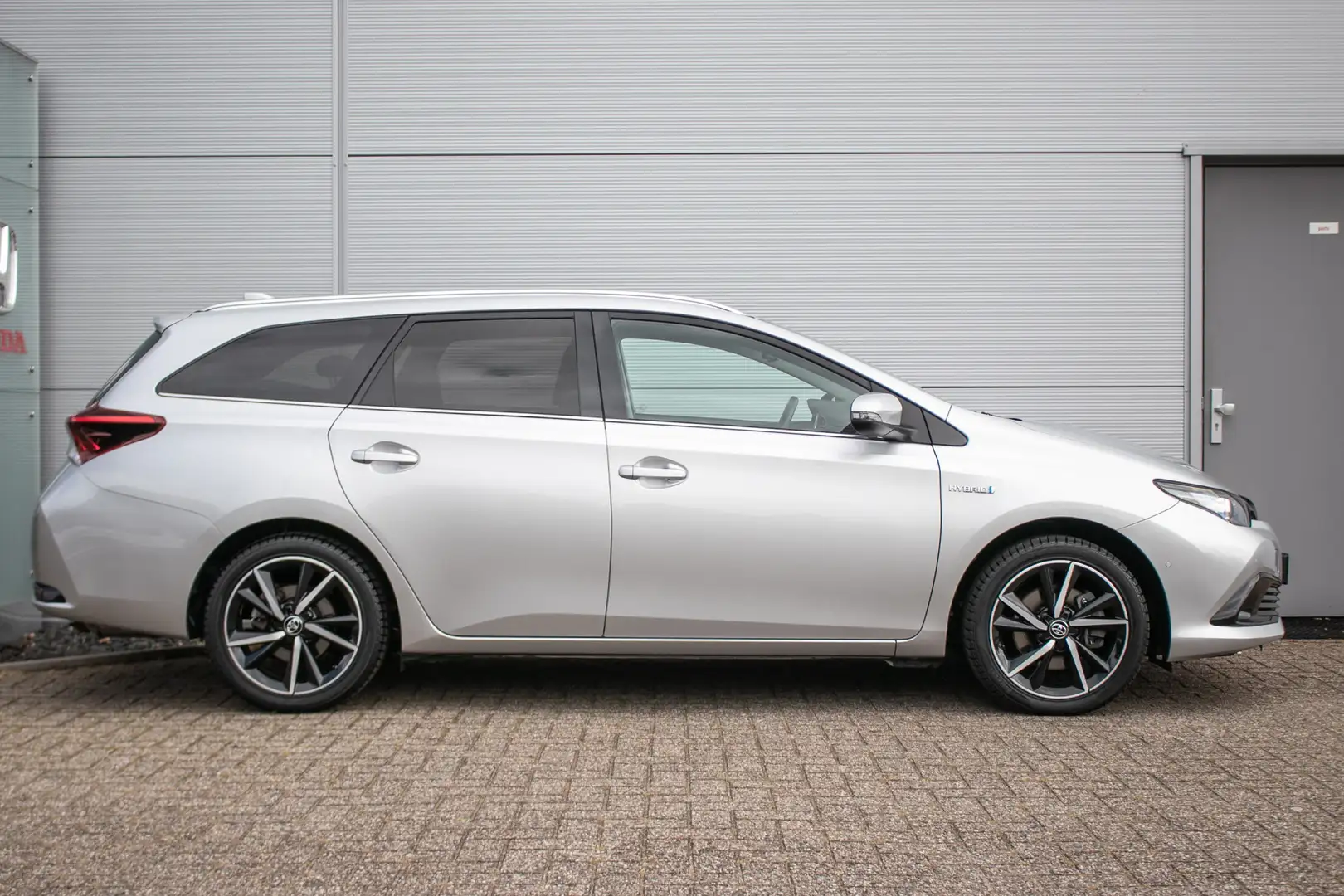 Toyota Auris Touring Sports 1.8 Hybrid Dynamic Ultimate - All-i Grijs - 2