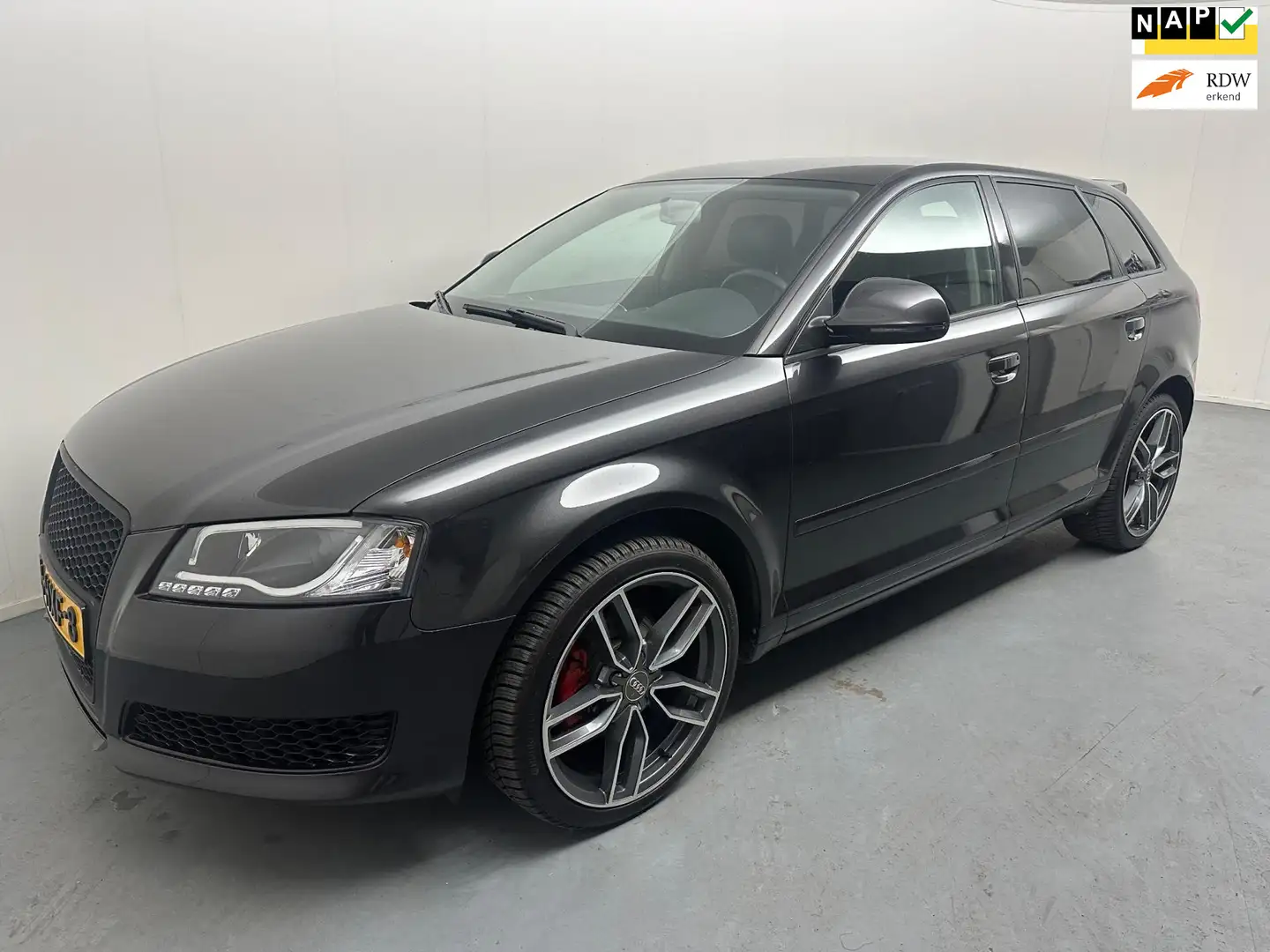Audi A3 Sportback 1.8 TFSI Attraction Business Edition # A Grau - 1