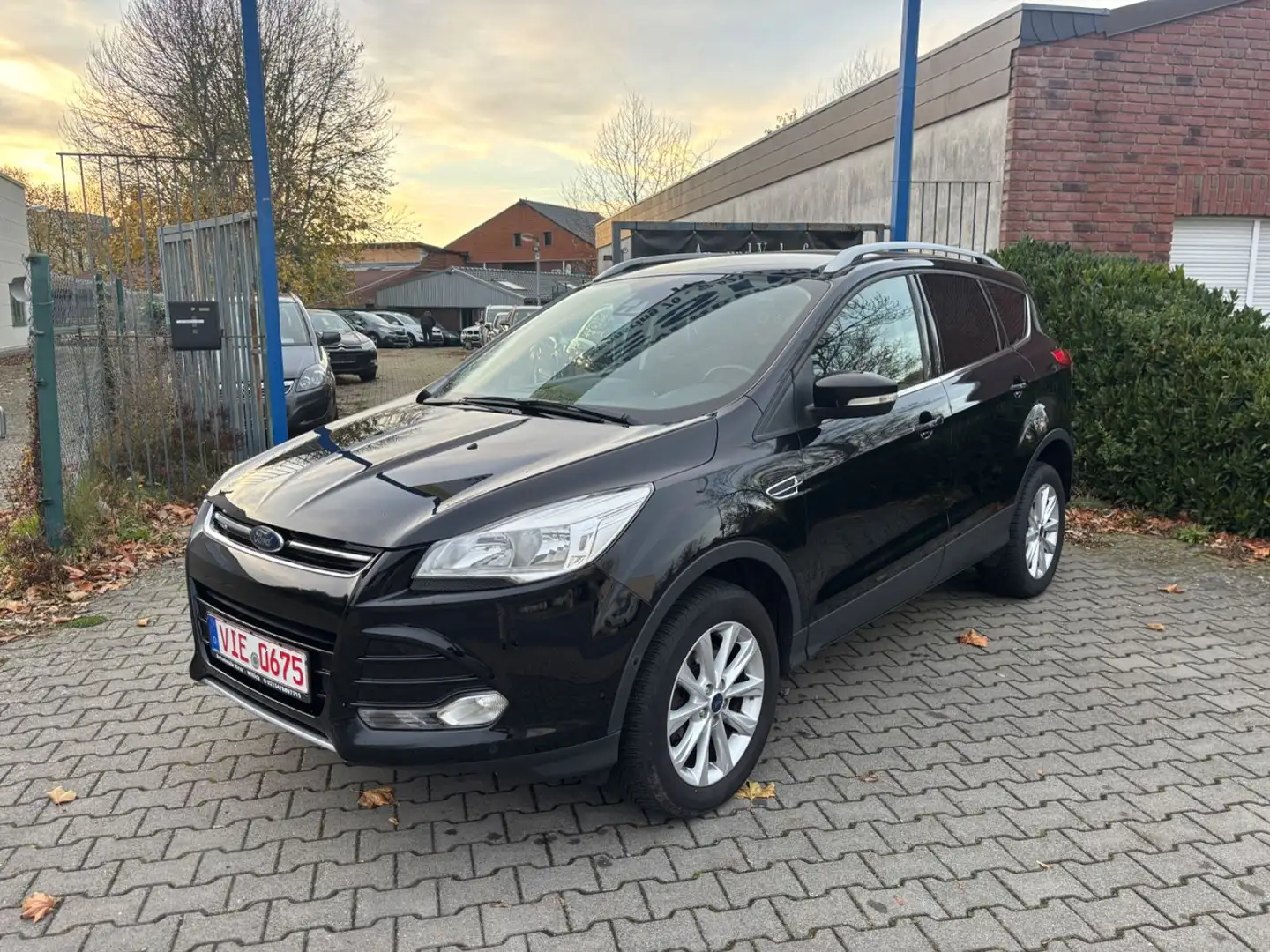 Ford Kuga Titanium AUTOMATIK SHZ NAVI PDC TEMP AHK Schwarz - 1