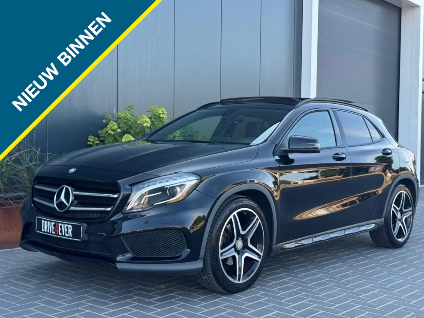 Mercedes-Benz GLA 200 AMG NIGHT PACK FULL PANO NAVI SPORTVELGEN ELEK PAK Zwart - 1