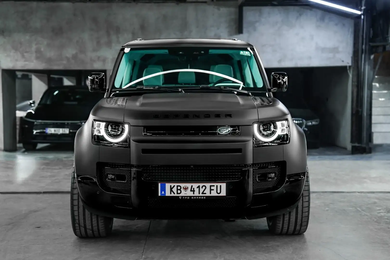 Land Rover Defender 110 P300e S - 2