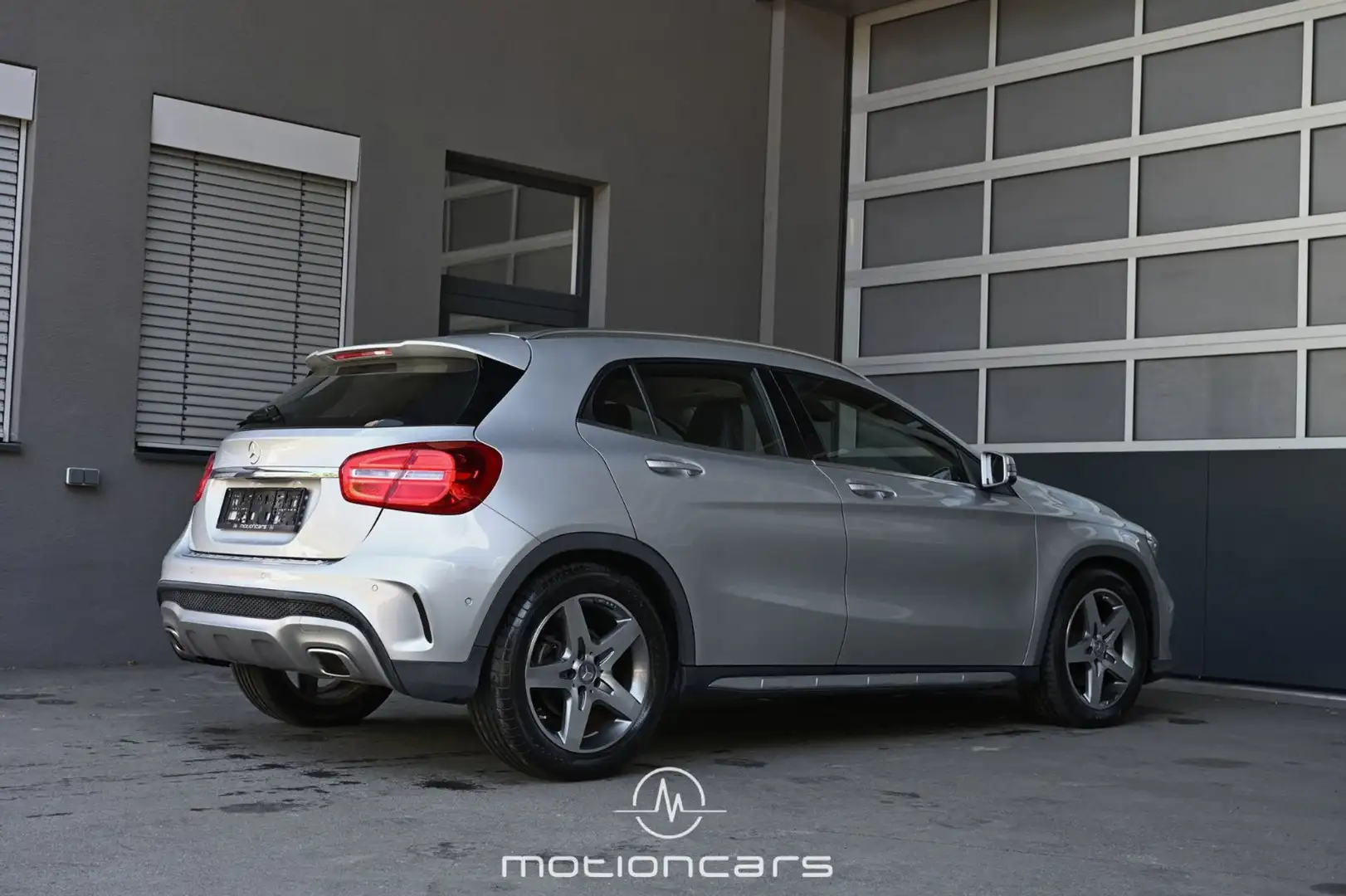 Mercedes-Benz GLA 250 4-Matic AMG Line Pickerl NEU Silber - 2