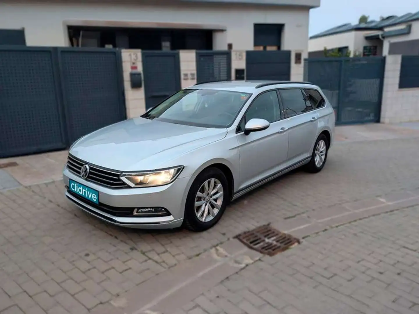 Volkswagen Passat Variant 1.6TDI Advance 88kW Gris - 2