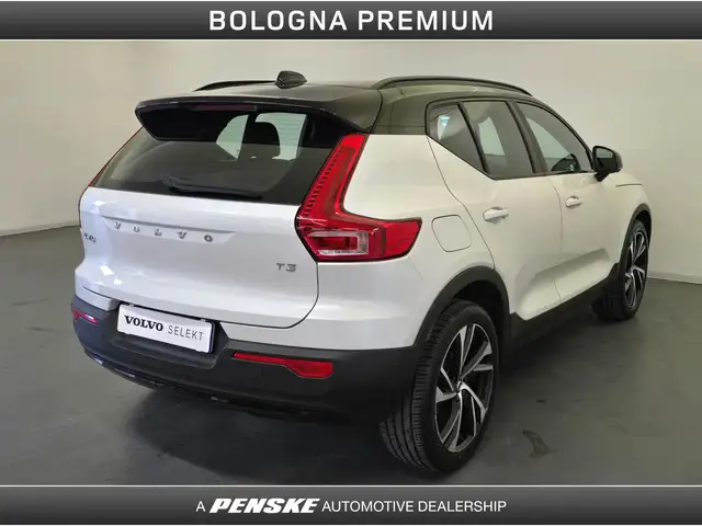 Volvo XC40 view 2