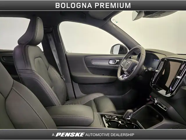 Volvo XC40 view 3