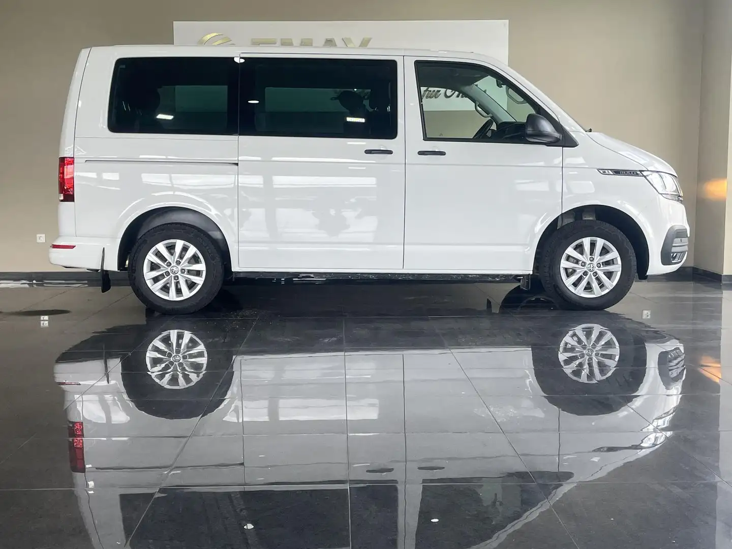 Volkswagen T6.1 Multivan Family Weiß - 2