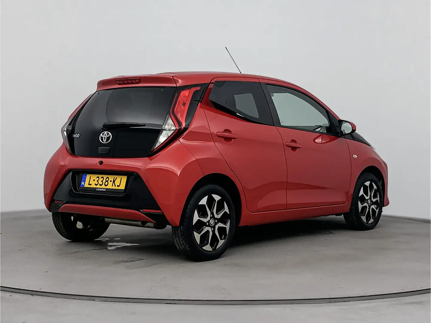 Toyota Aygo 1.0 VVT-i x-joy X-Shift automaat | Carplay | Autom Rood - 2