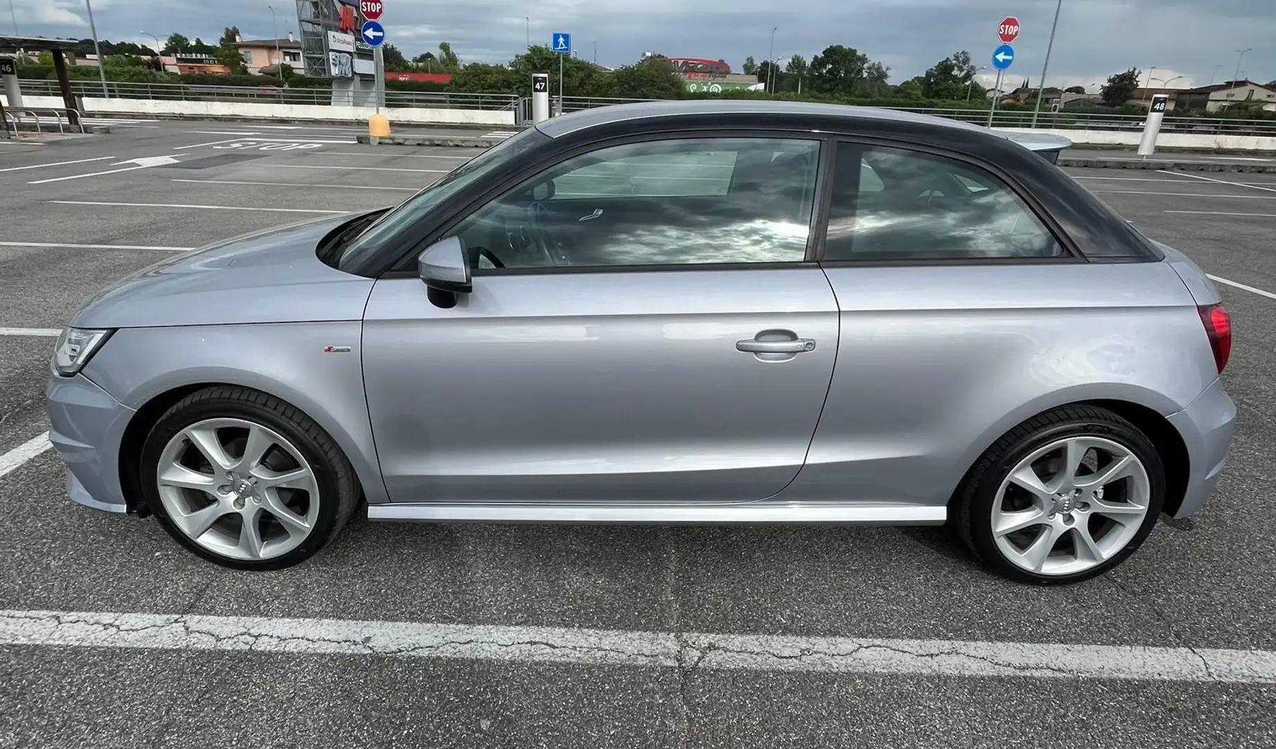 Audi A1 A1 3p 1.0 Tfsi ultra Design 95cv s-tronic S-LINE Grigio - 2
