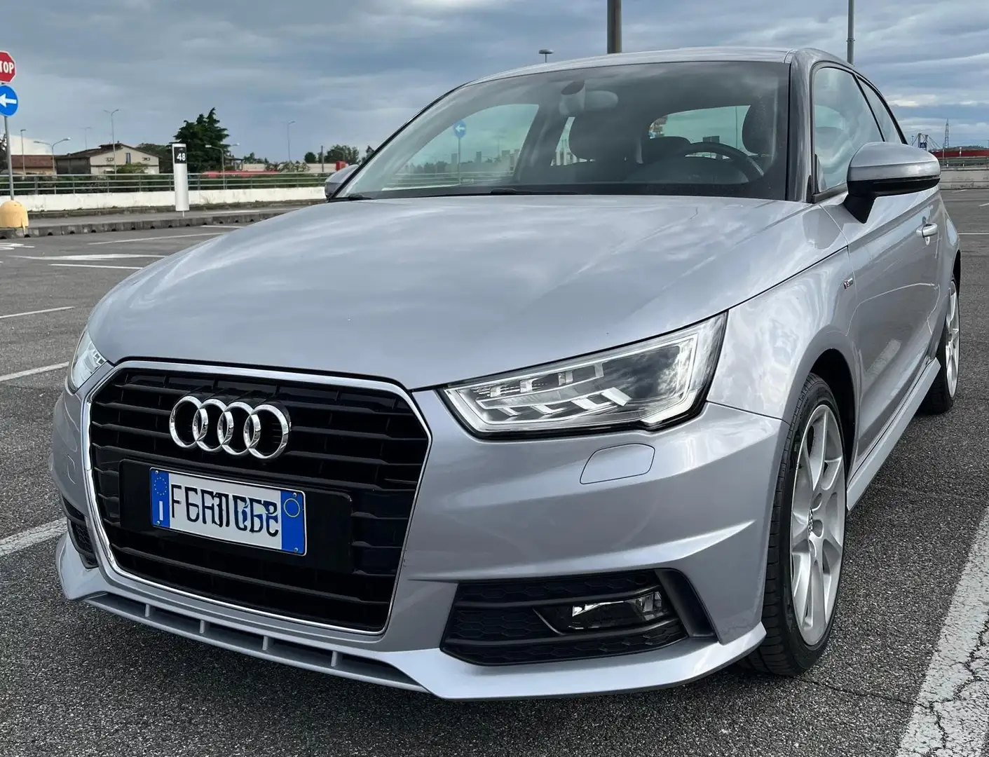 Audi A1 A1 3p 1.0 Tfsi ultra Design 95cv s-tronic S-LINE Grigio - 1