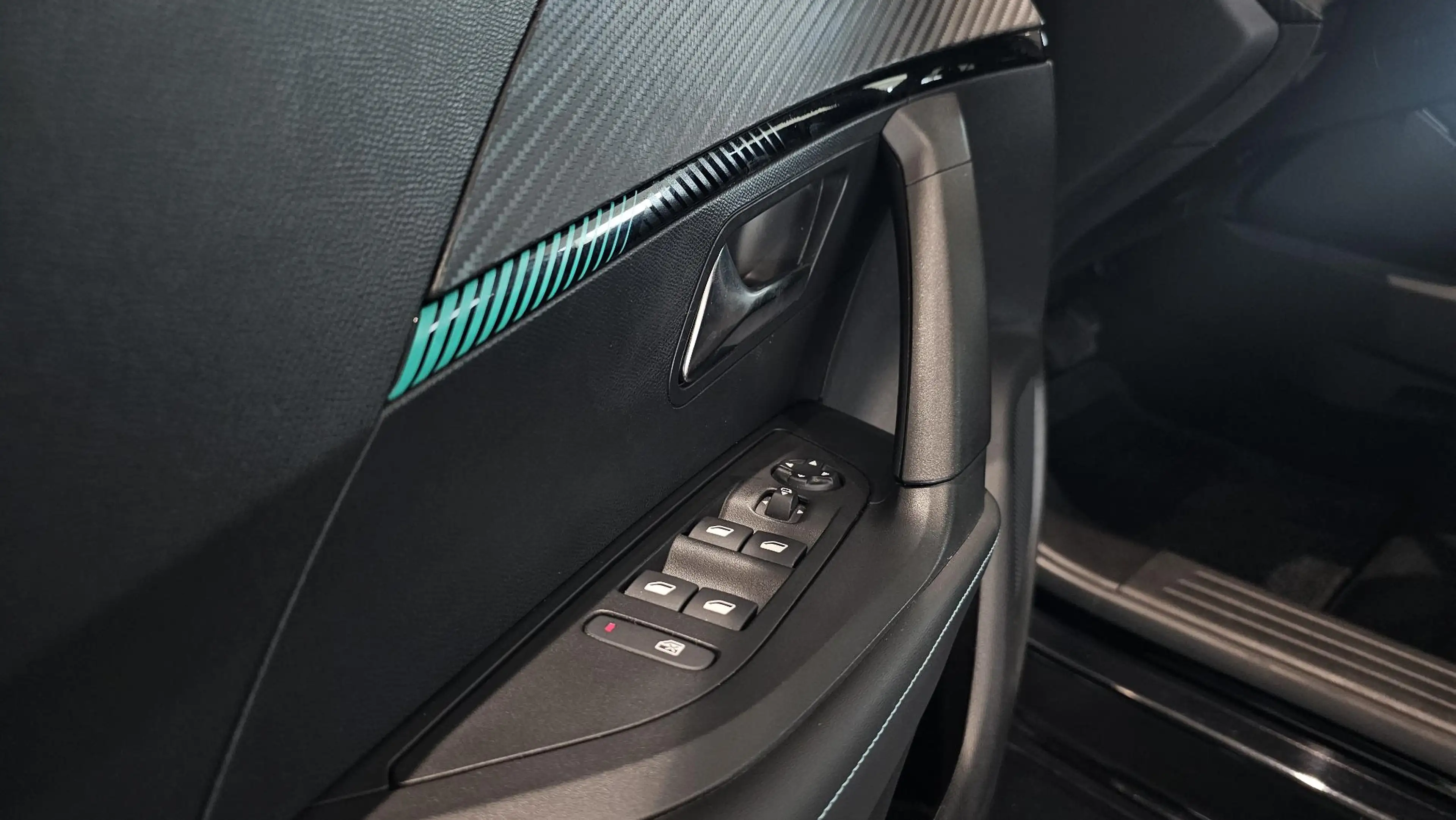 Peugeot e-2008 e-2008 Allure — photo 12