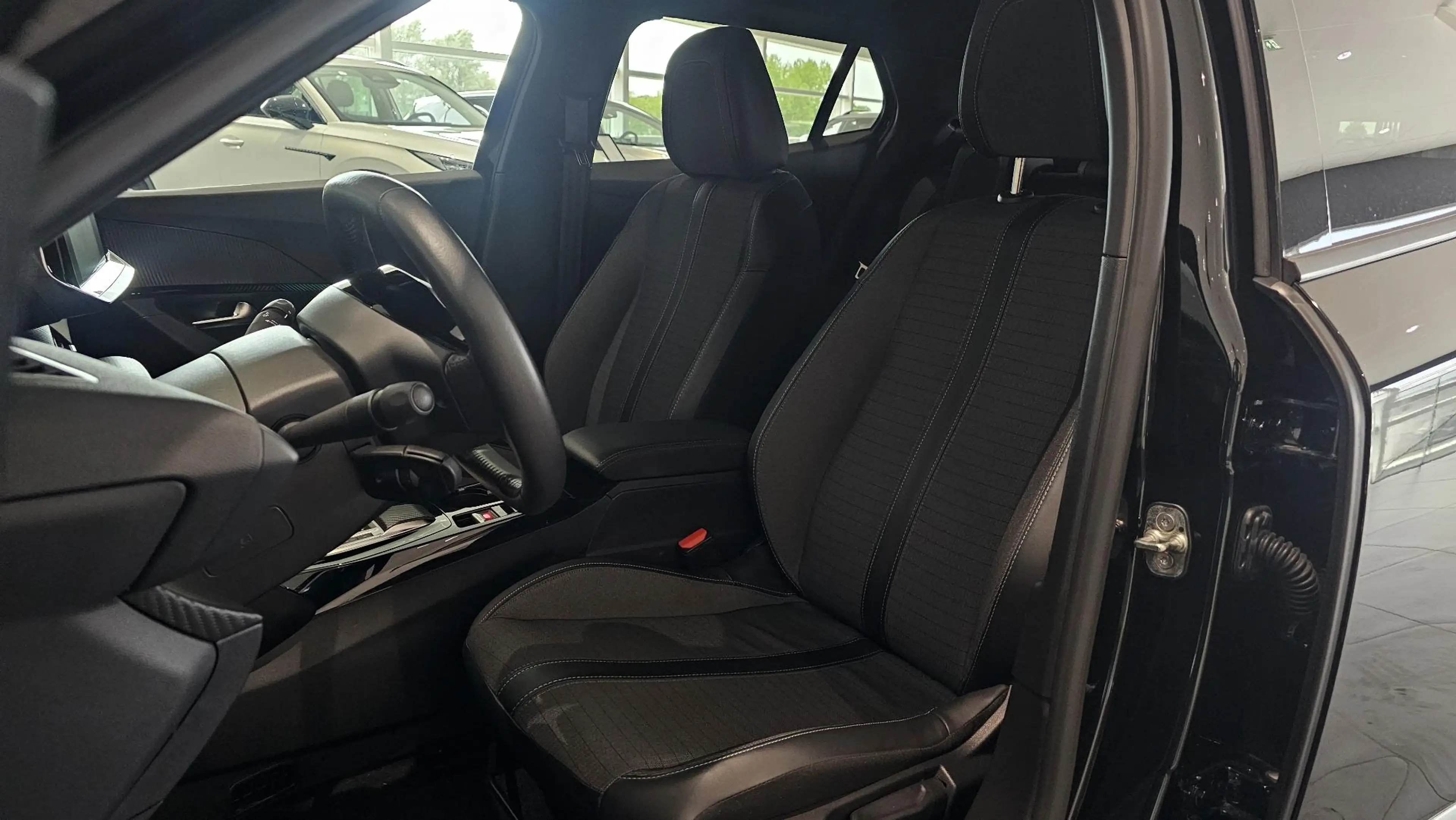 Peugeot e-2008 e-2008 Allure — photo 11