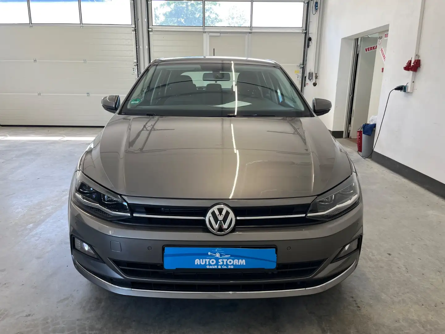 Volkswagen Polo VI 1.0 TSI Highline DSG *1-Hand *LED *SHZ *PDC*Tem Grau - 2