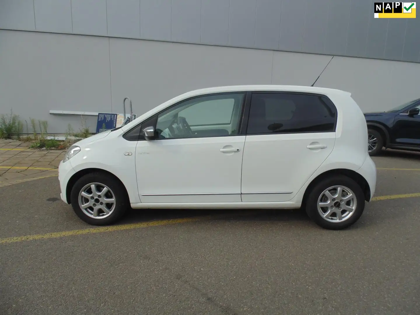 Volkswagen up! 1.0 move up! BlueMotion met navi airco 12-2012 Blanc - 1