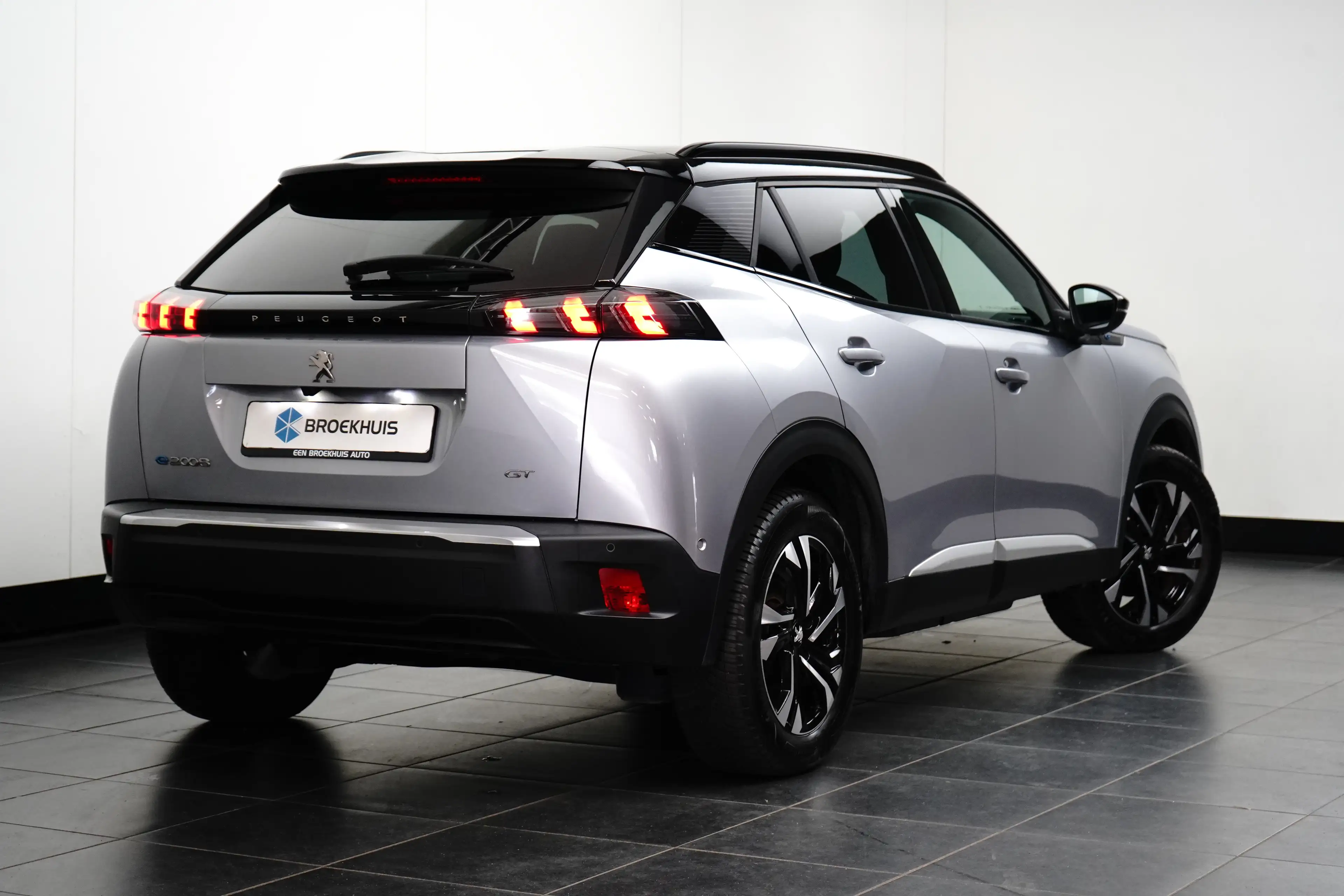 Peugeot e-2008 EV GT 50 kWh | Achteruitrijcamera | Afwijkende dak — photo 4