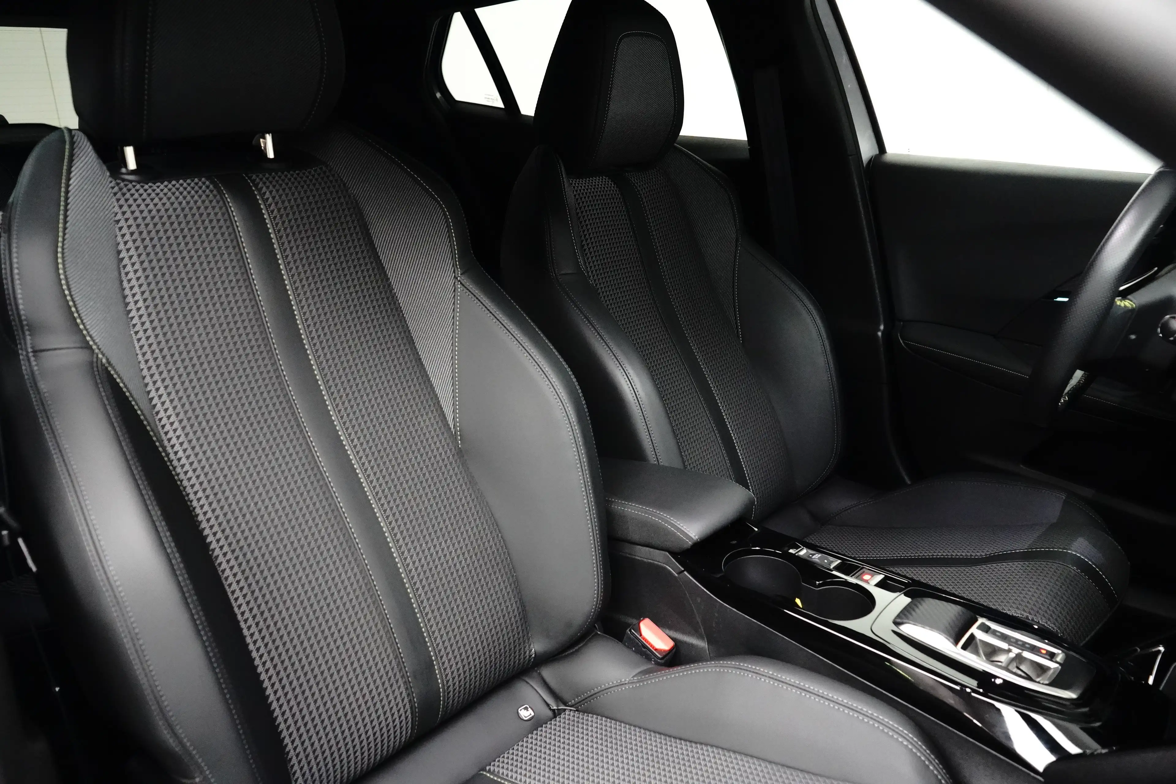 Peugeot e-2008 EV GT 50 kWh | Achteruitrijcamera | Afwijkende dak — photo 6