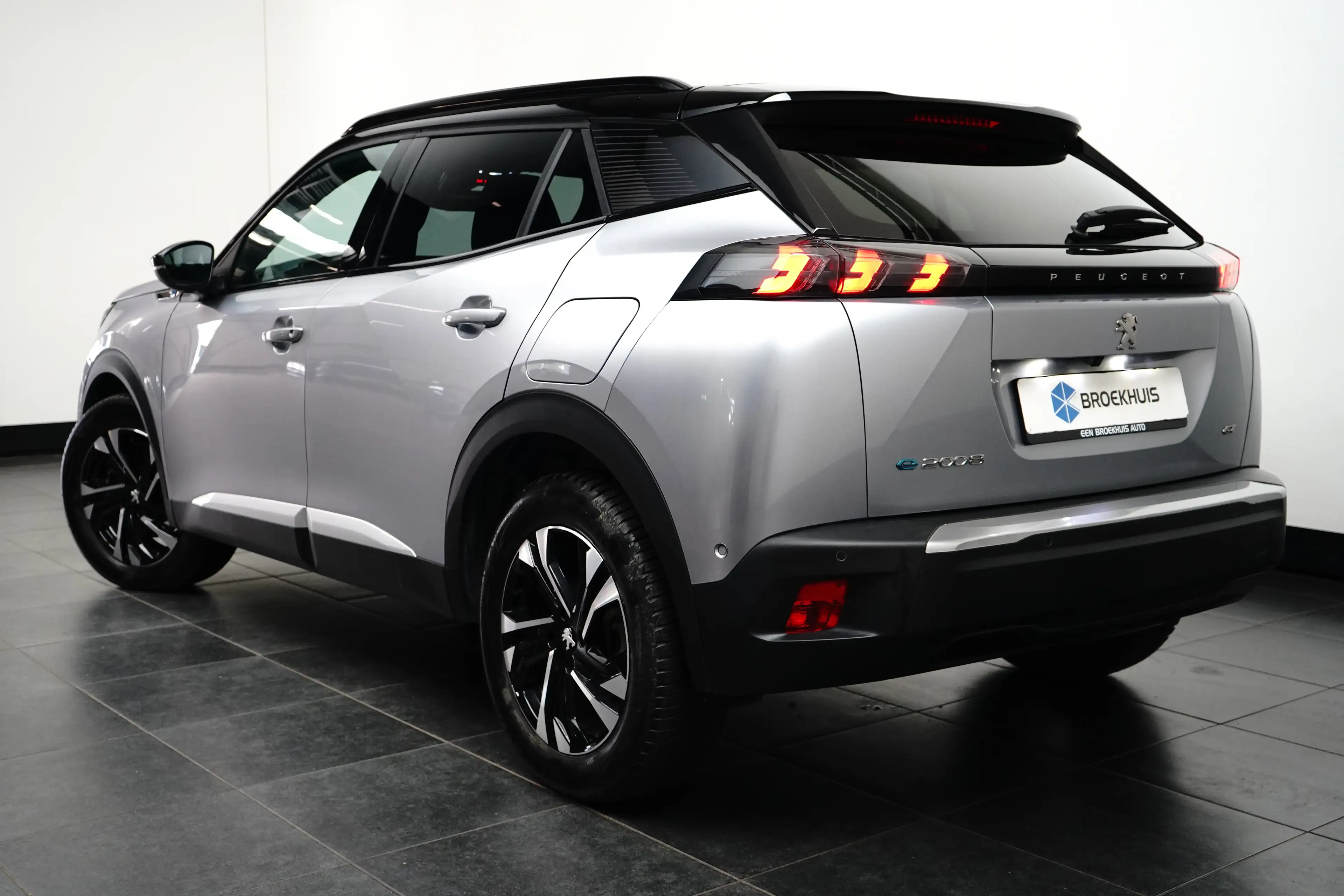 Peugeot e-2008 EV GT 50 kWh | Achteruitrijcamera | Afwijkende dak — photo 5
