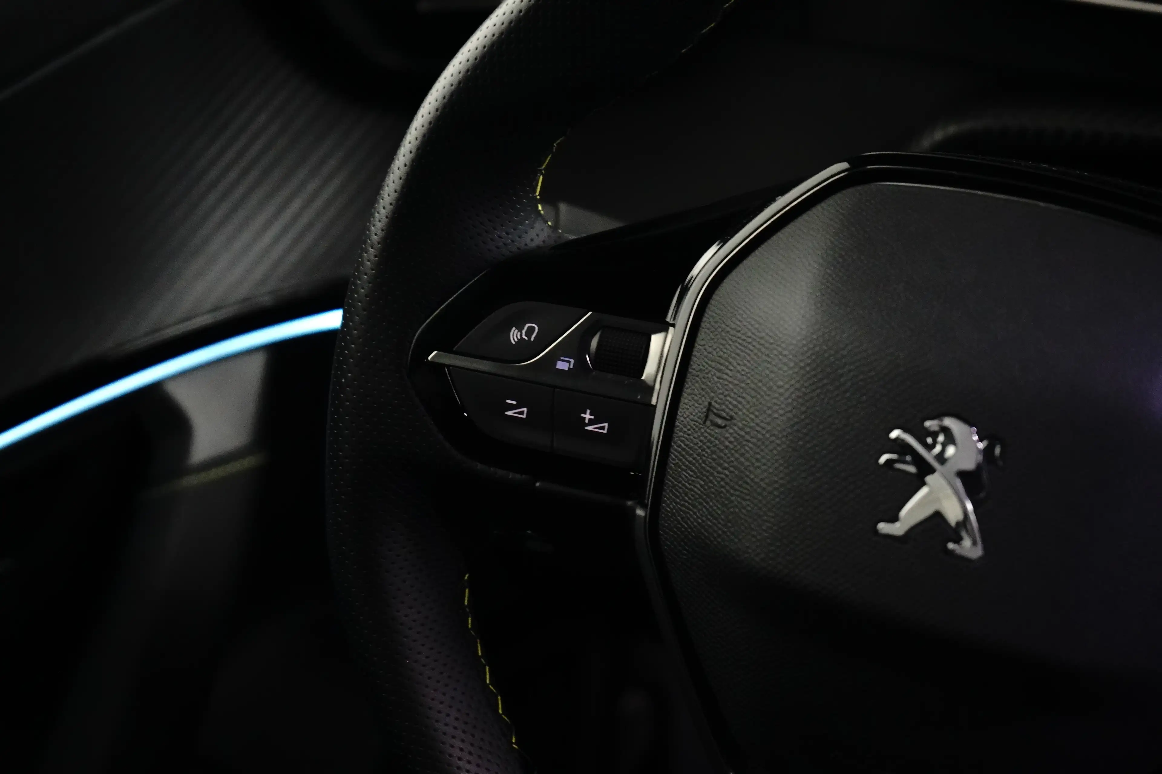 Peugeot e-2008 EV GT 50 kWh | Achteruitrijcamera | Afwijkende dak — photo 12