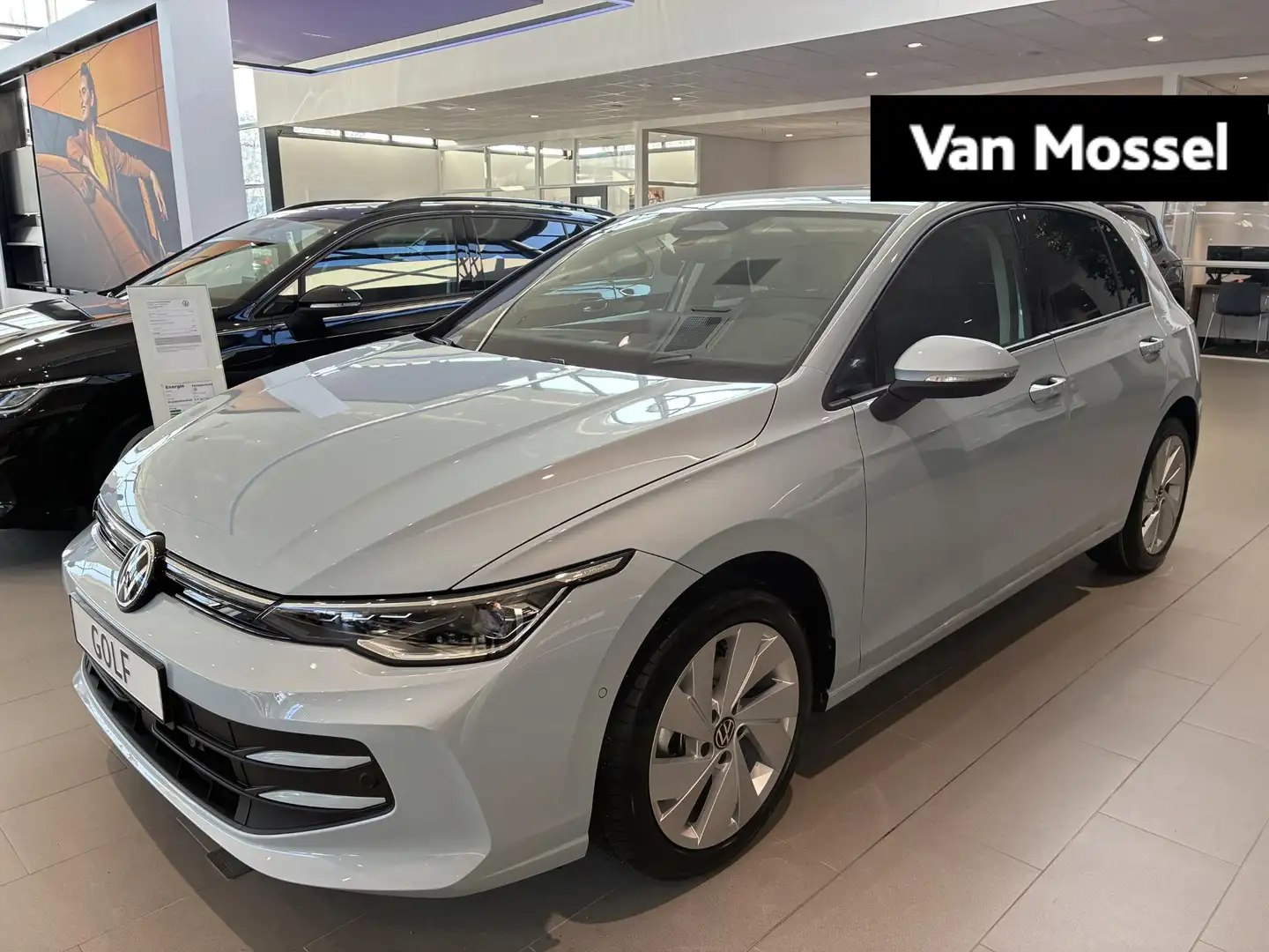 Volkswagen Golf 1.5 eTSI Life Edition | VOORRAAD DIRECT LEVERBAAR Blauw - 1