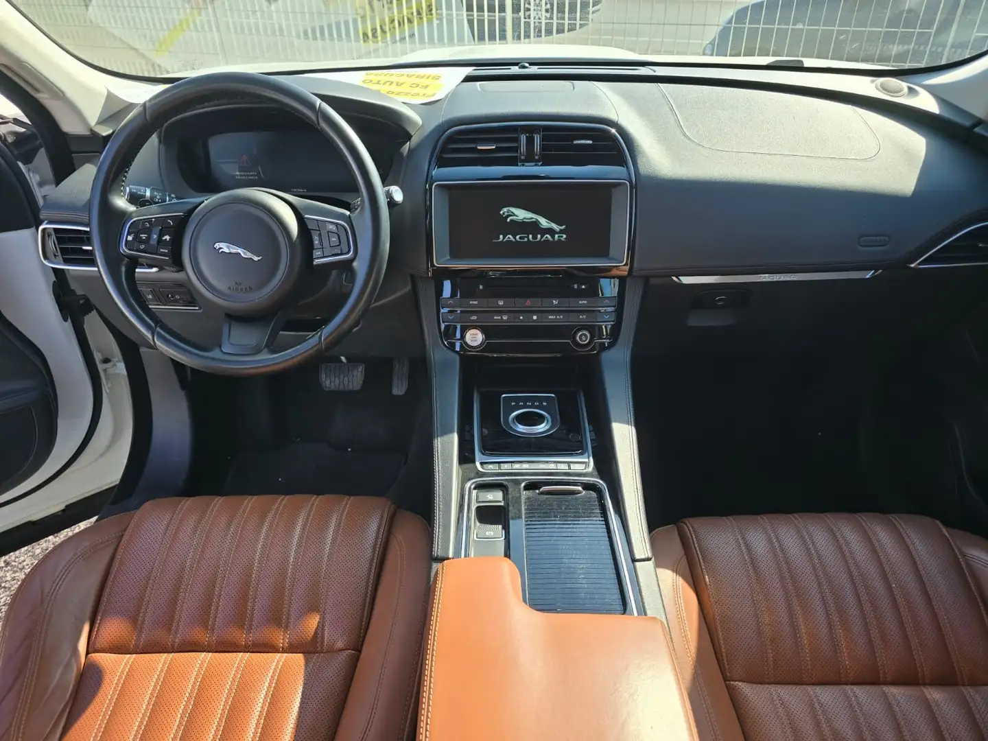 Jaguar F-Pace F-Pace 2.0 D 180 CV AWD aut. Portfolio Blanc - 2
