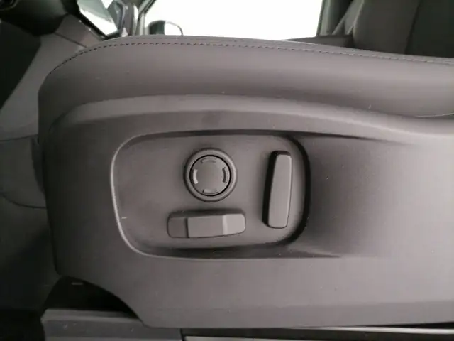 Land Rover Defender view 30