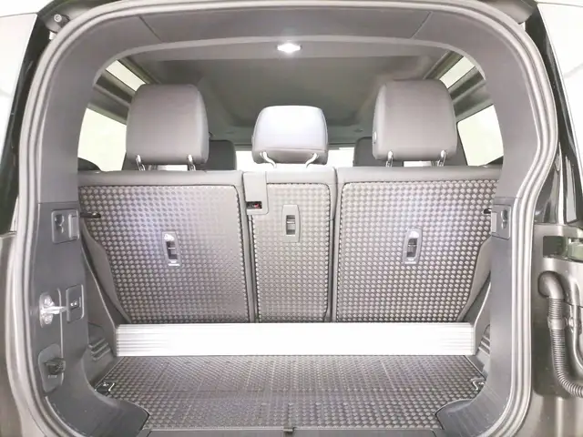 Land Rover Defender view 10