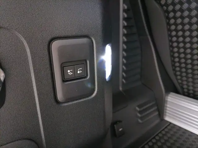 Land Rover Defender view 11