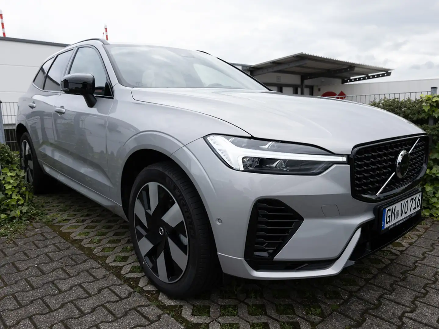 Volvo XC60 T8 Recharge Plus Dark AWD 360° AHK PANO Argent - 2