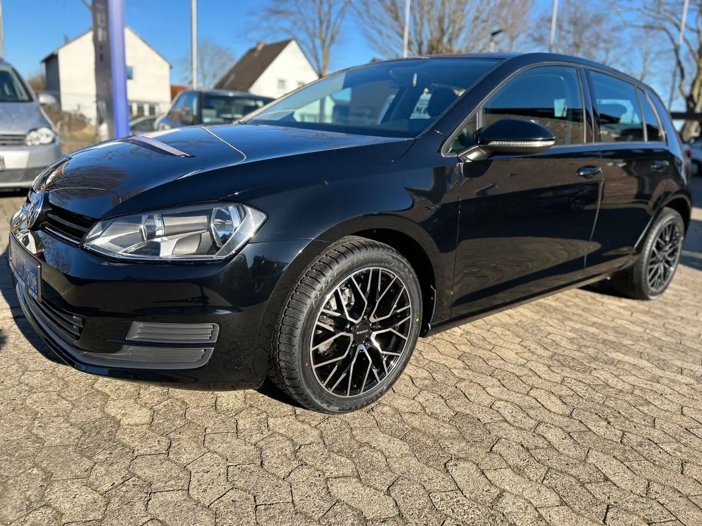 Volkswagen Golf VII Lim. Trendline BMT  1.Hand Schwarz - 1