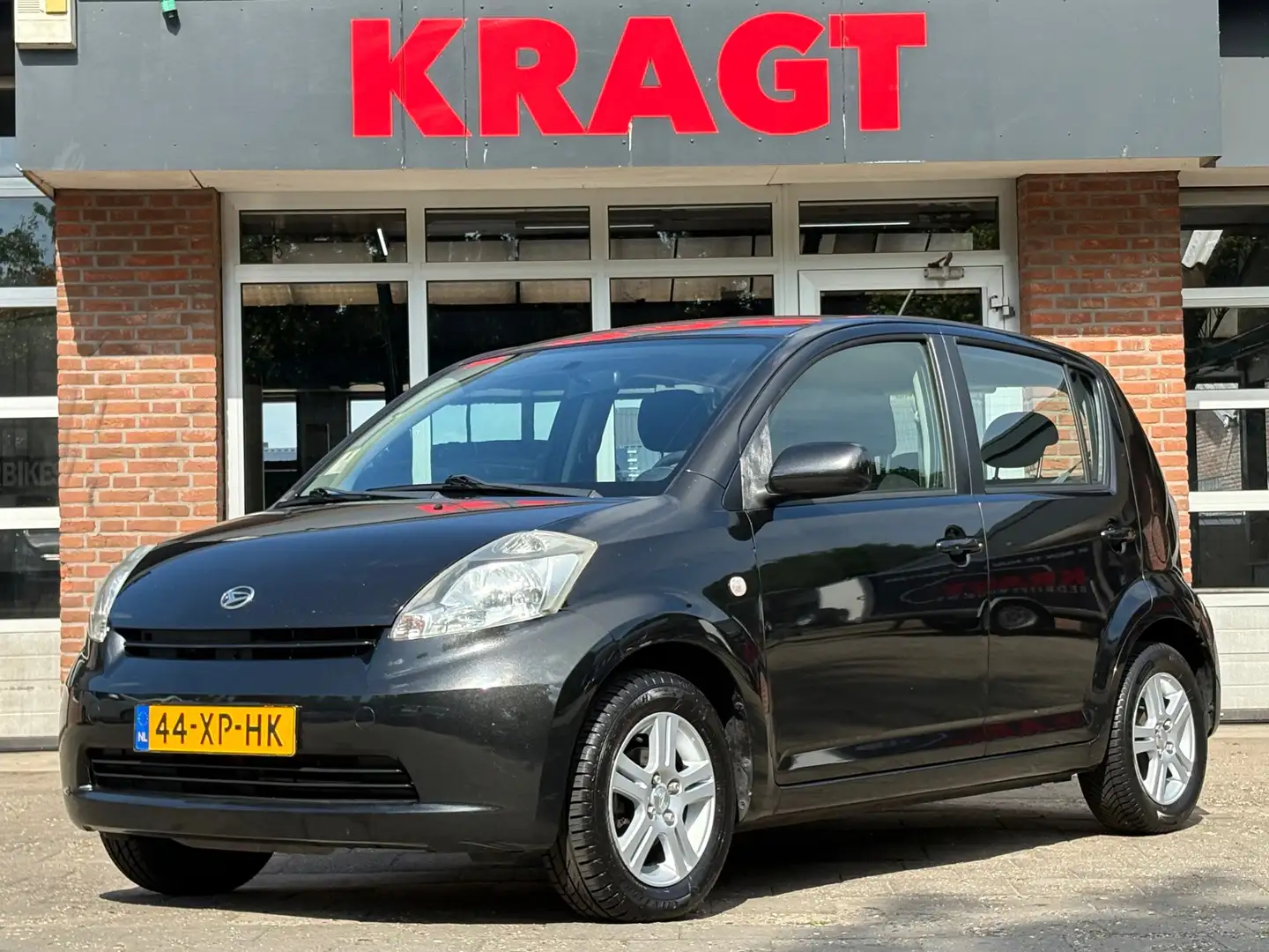 Daihatsu Sirion 2 Premium 1.0 69 pk - airco - 5drs - APK 03-2026 - Zwart - 1