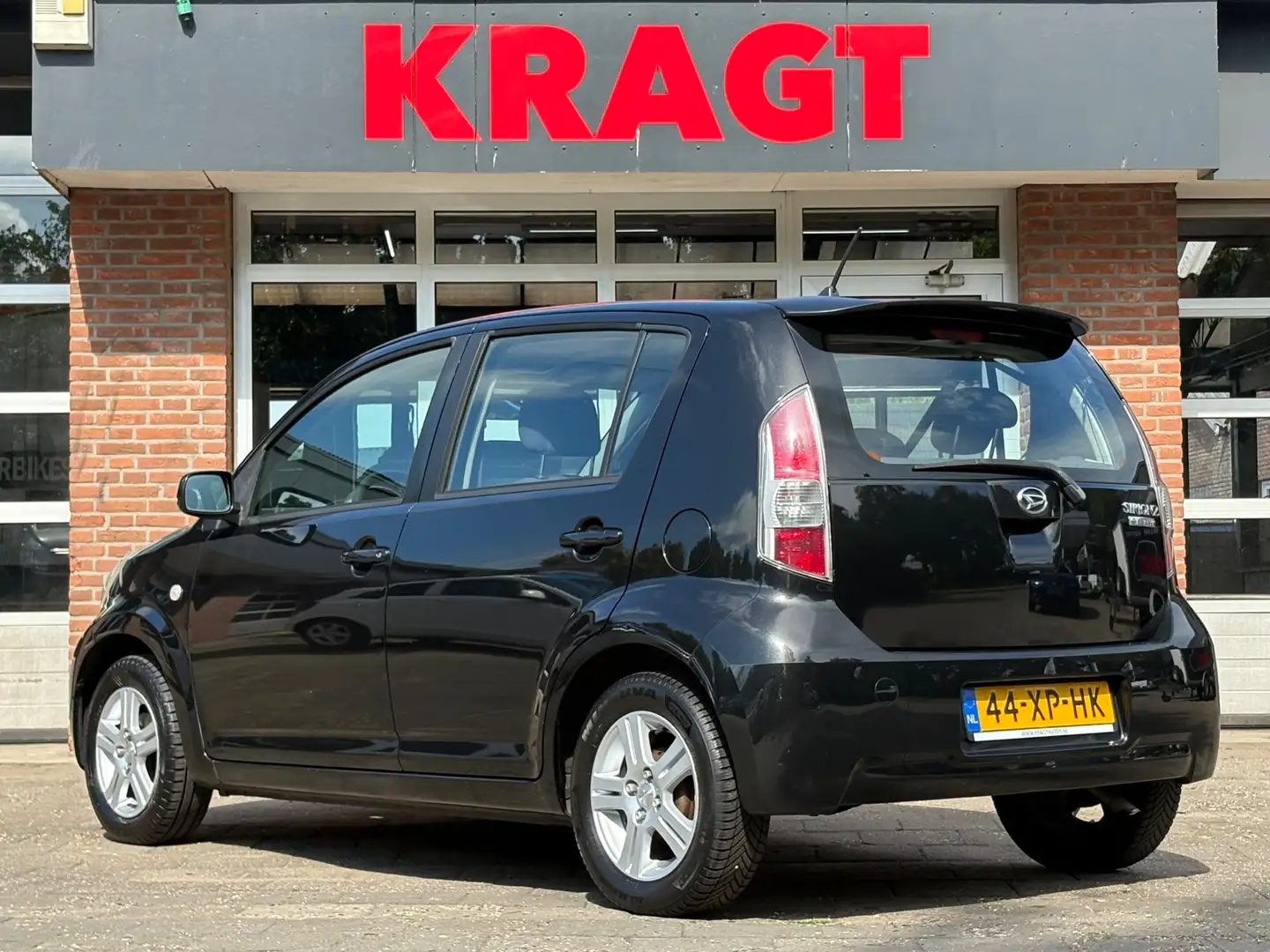 Daihatsu Sirion 2 Premium 1.0 69 pk - airco - 5drs - APK 03-2026 - Zwart - 2