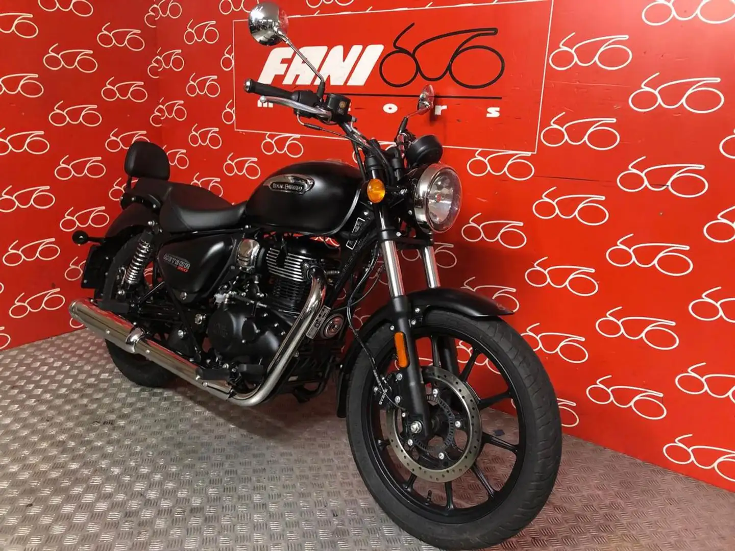 Royal Enfield Meteor 350 . Nero - 2