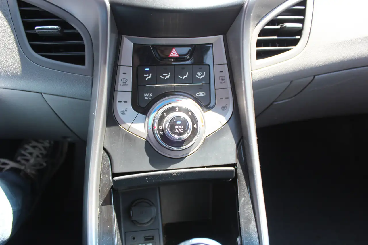 Hyundai ELANTRA fotografie Hyundai ELANTRA
