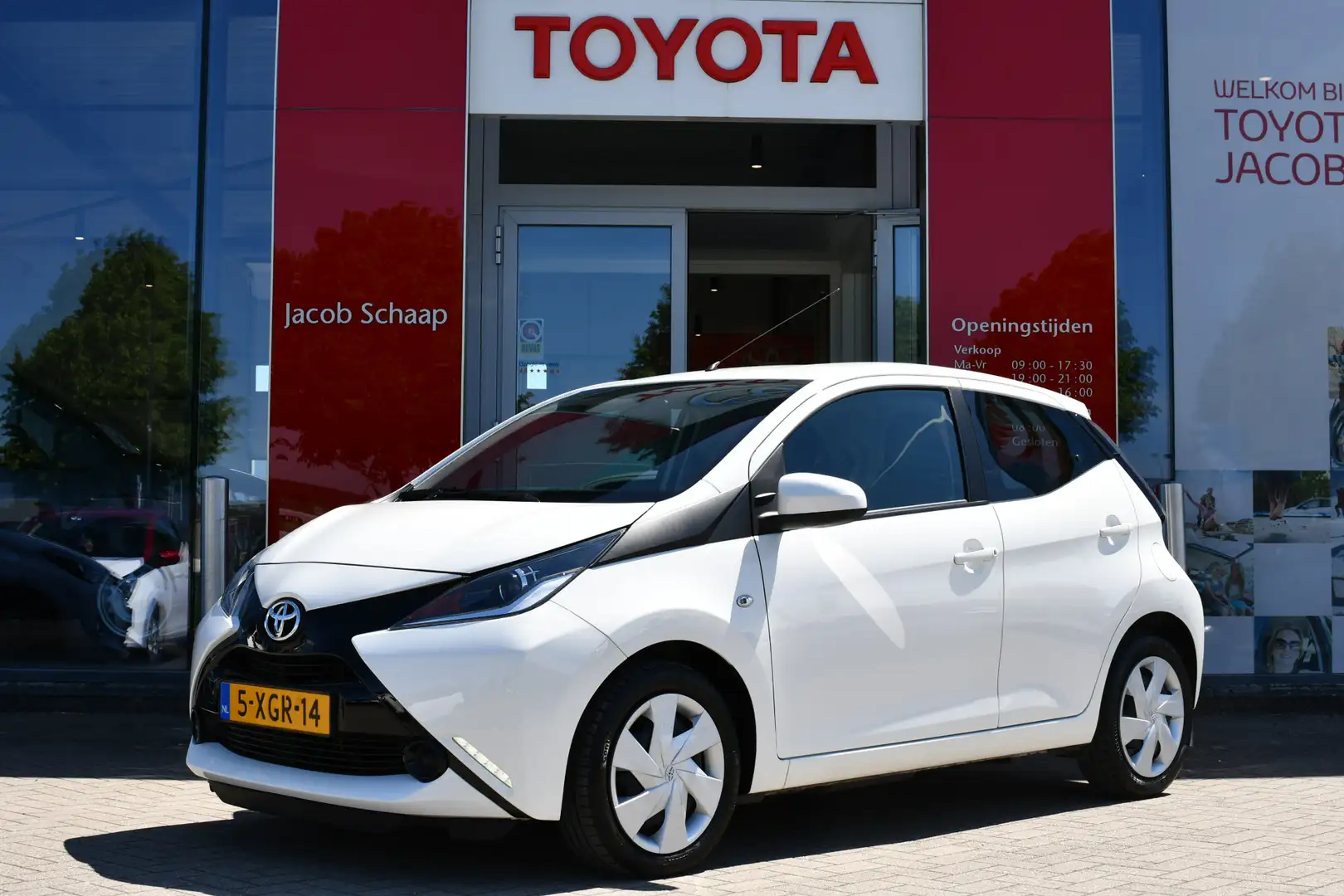 Toyota Aygo 1.0 VVT-i x-play 69pk 5-deurs | Camera achter | Ai Blanco - 1