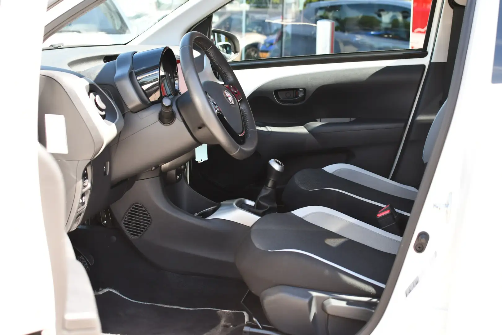 Toyota Aygo 1.0 VVT-i x-play 69pk 5-deurs | Camera achter | Ai Blanco - 2