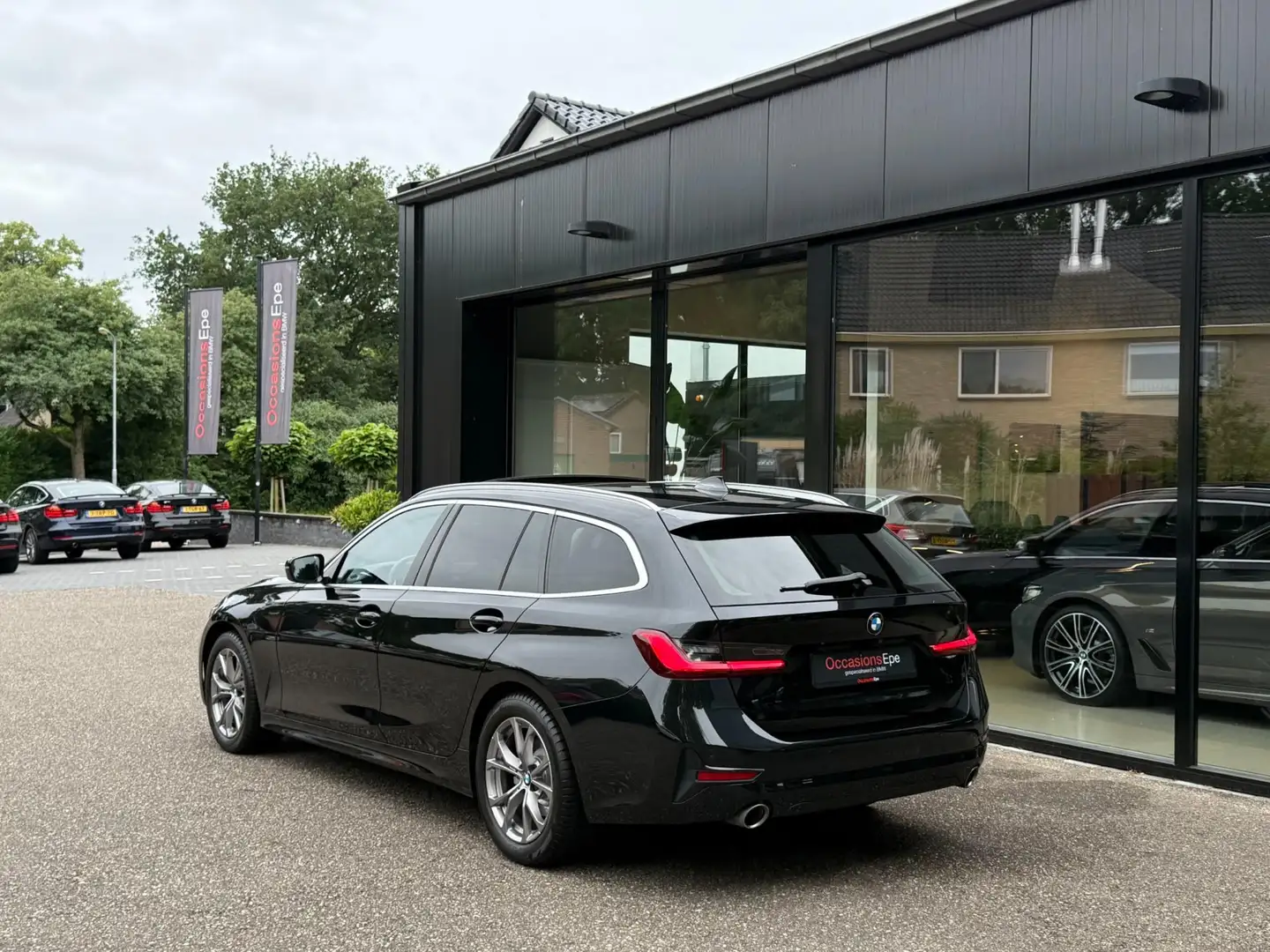 BMW 320 3-Serie Touring 320i Sportline Panoramadak LiveCoc Zwart - 2