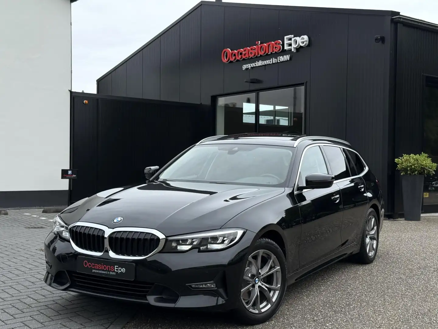 BMW 320 3-Serie Touring 320i Sportline Panoramadak LiveCoc Zwart - 1