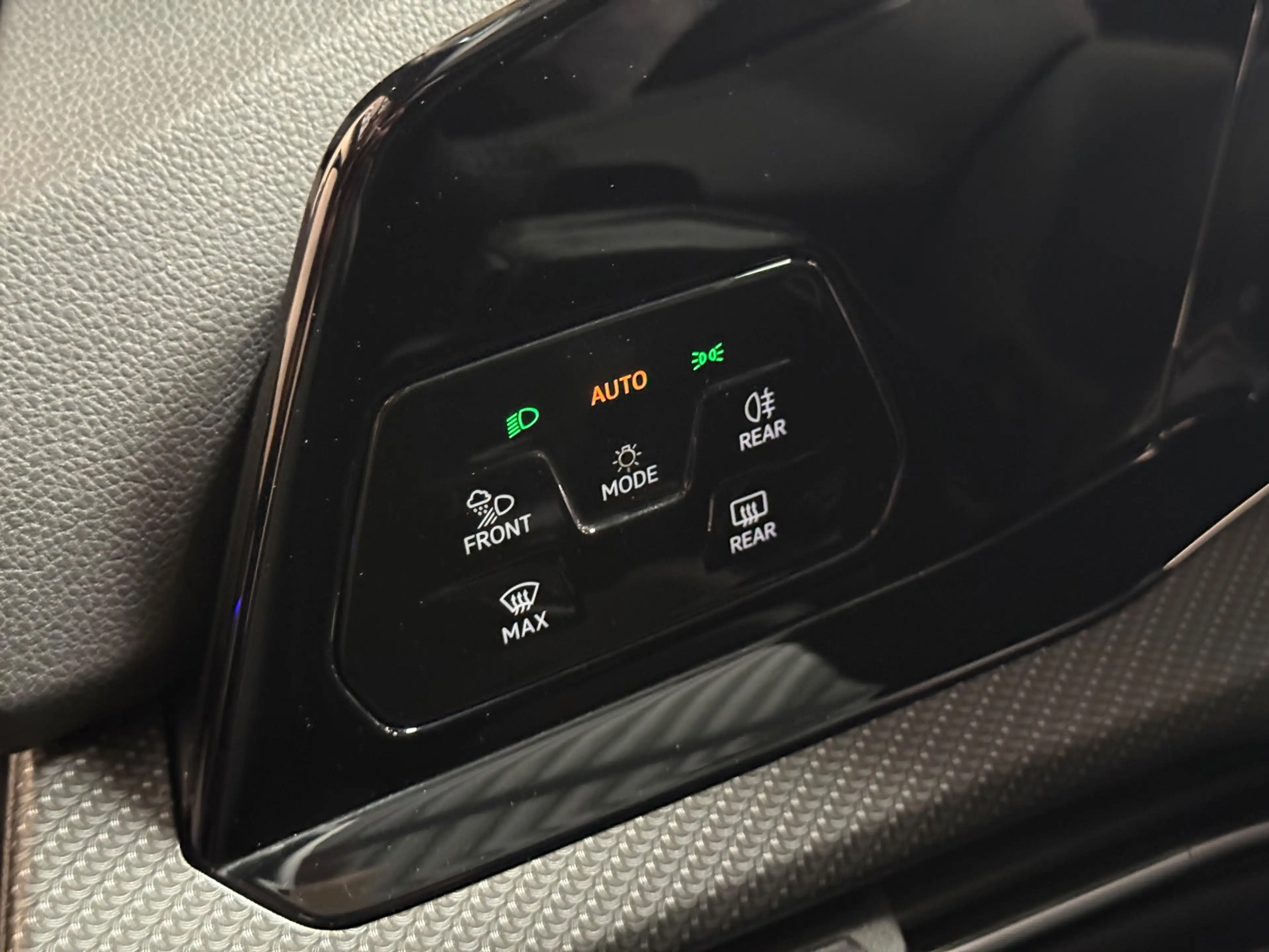 Volkswagen Golf 1.5 eTSI R-Line Edition | Pano | Keyless | Carplay — photo 17