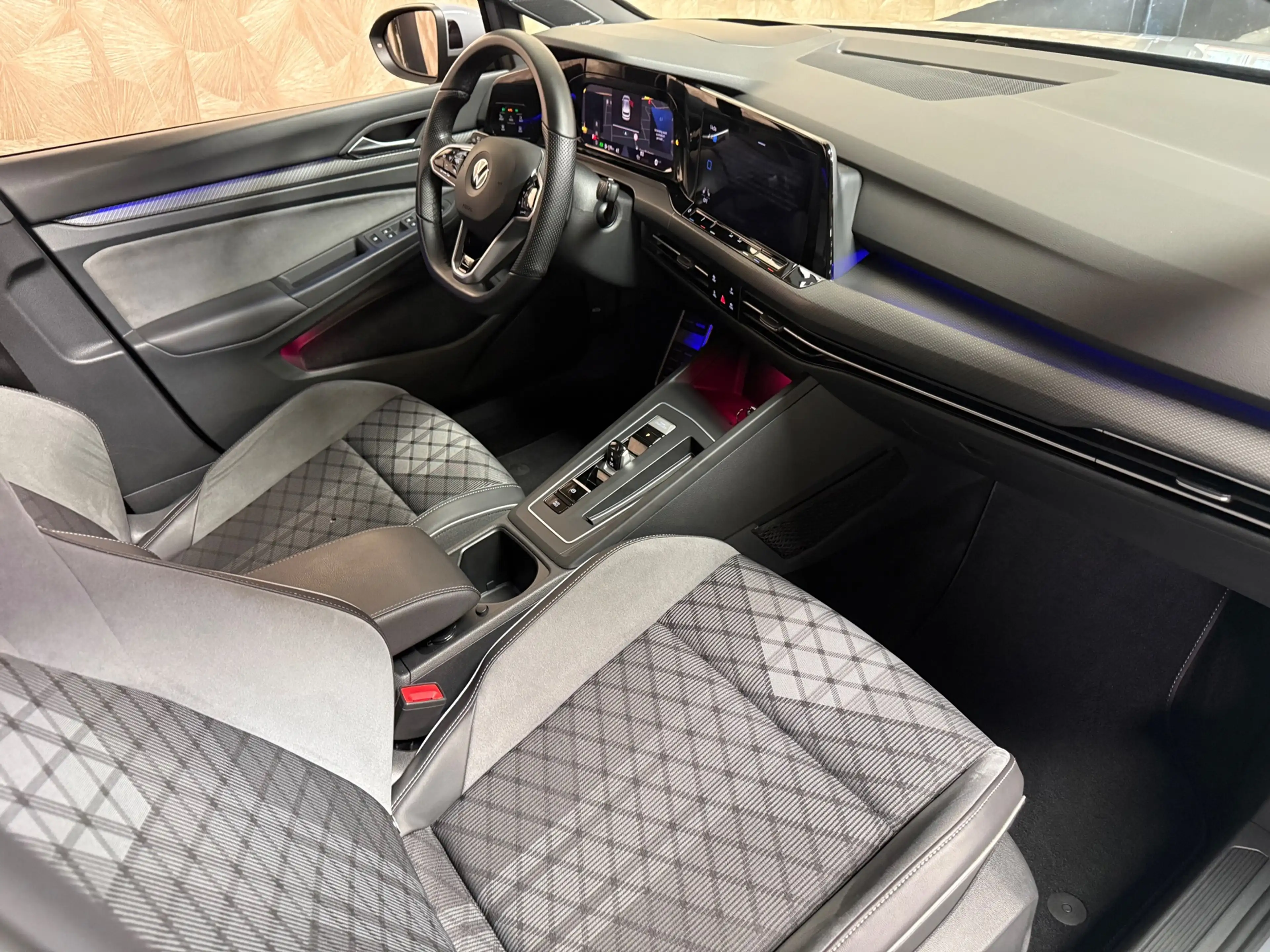 Volkswagen Golf 1.5 eTSI R-Line Edition | Pano | Keyless | Carplay — photo 11