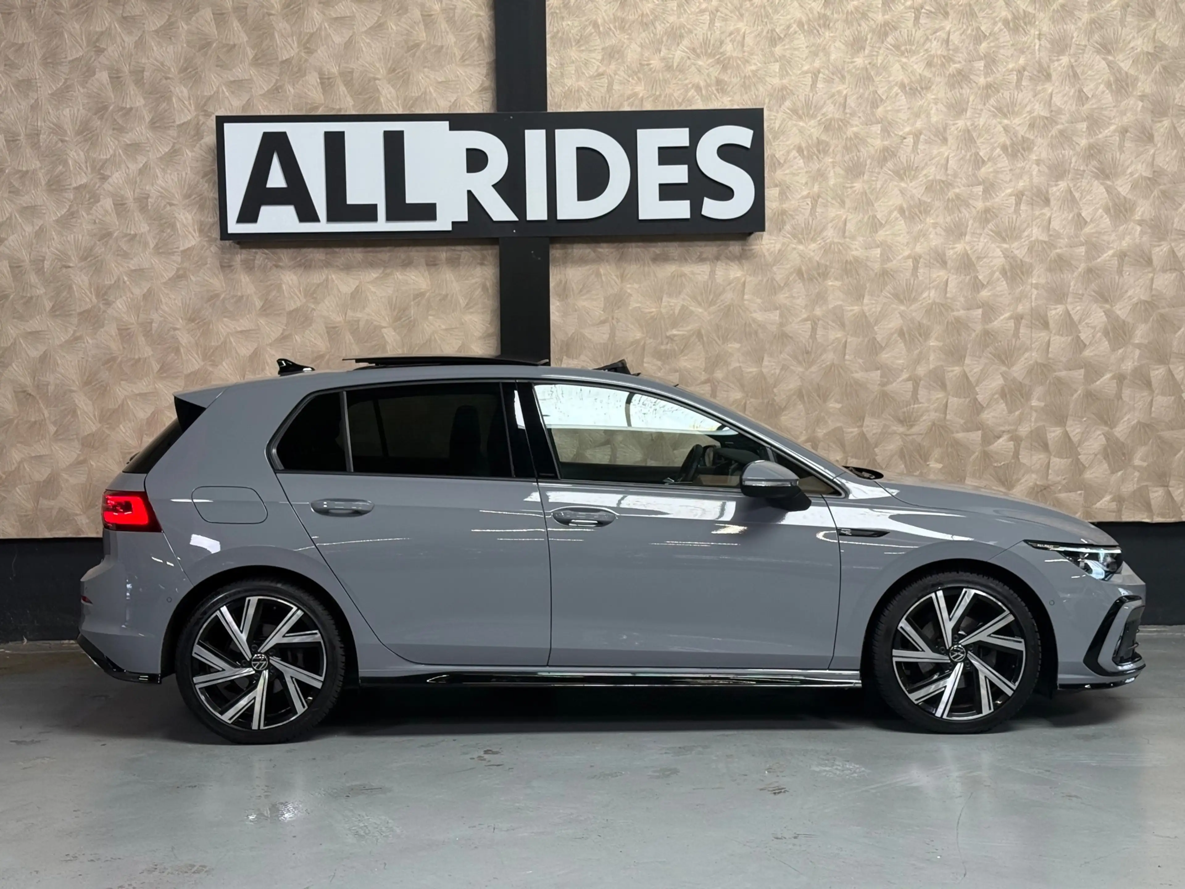 Volkswagen Golf 1.5 eTSI R-Line Edition | Pano | Keyless | Carplay — photo 10