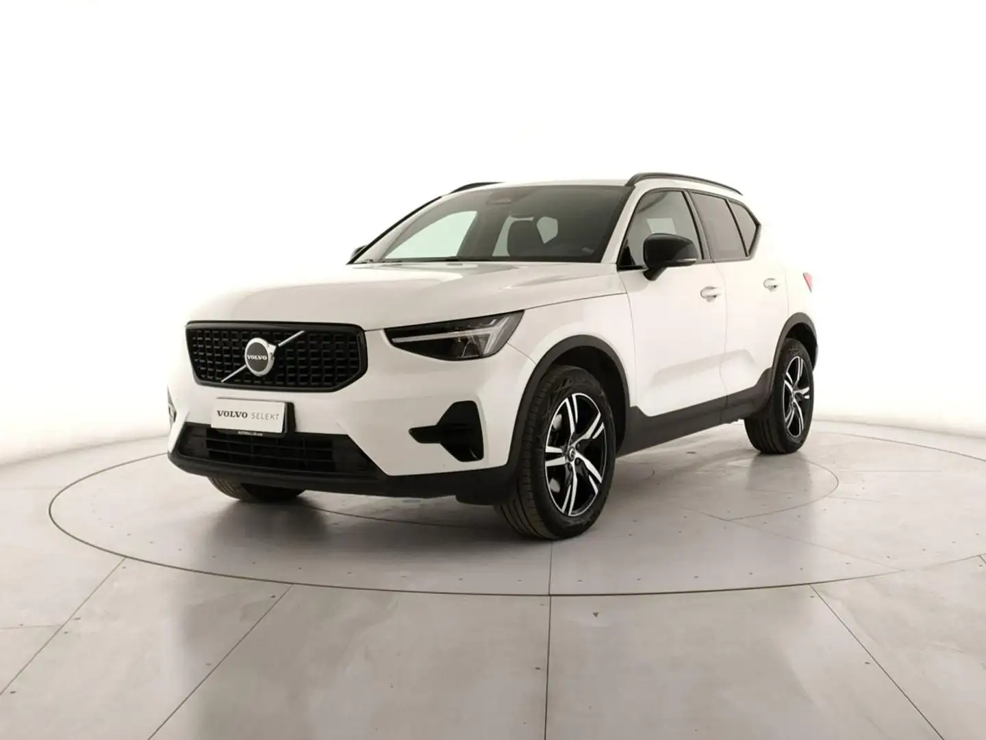 Volvo XC40 B3 automatico Plus Dark Bianco - 2