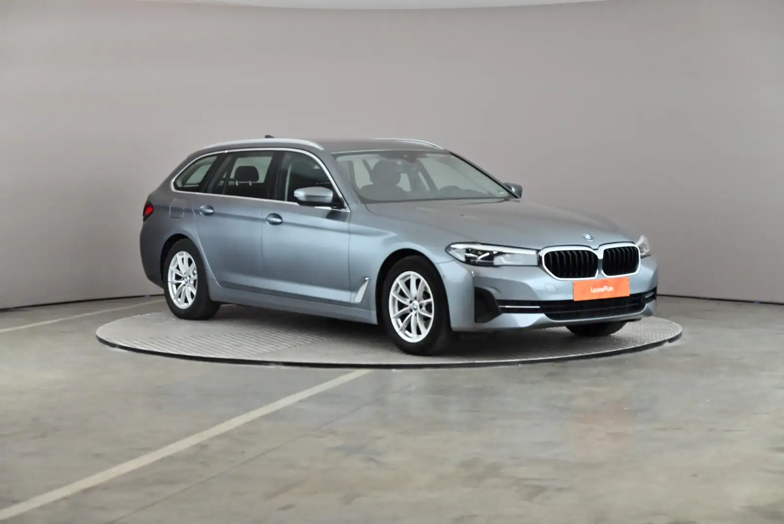 BMW 520 5 Touring 520dA MHEV Business LEDER LED GPS CAM Grijs - 1