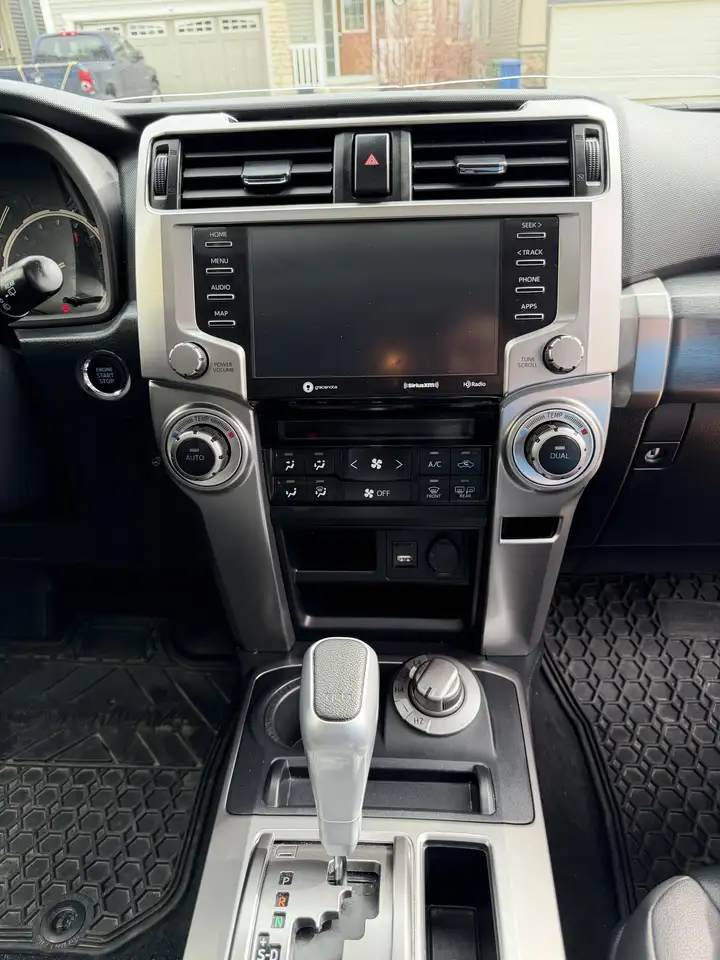 Toyota 4-Runner снимка Toyota 4-Runner
