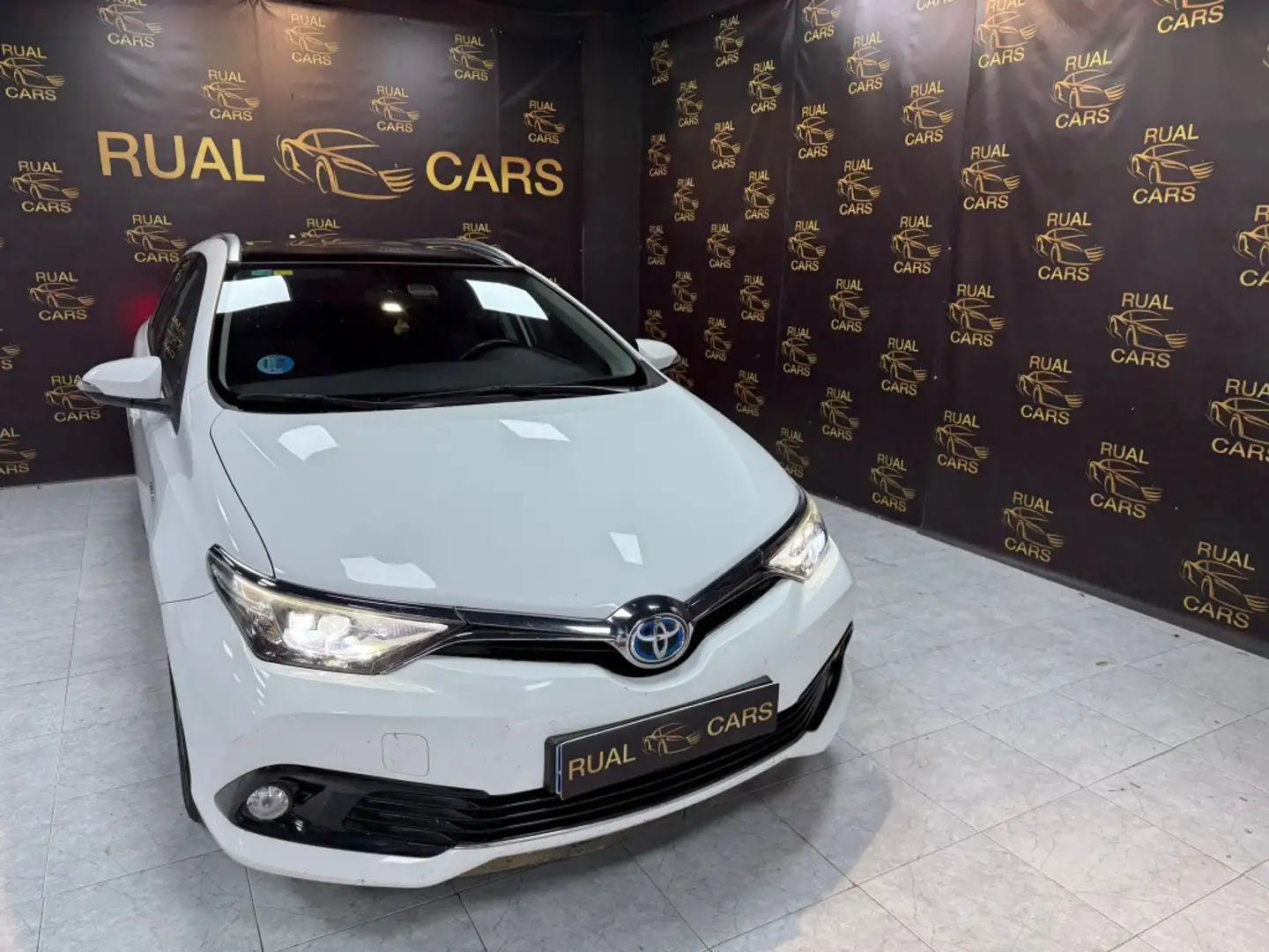 Toyota Auris Touring Sports hybrid 140H Active Blanco - 2