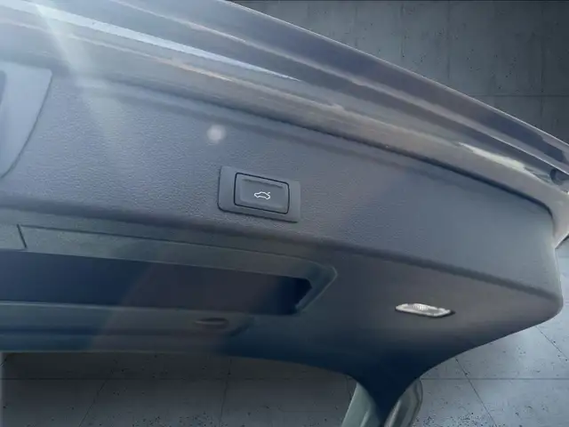 Audi A4 view 14