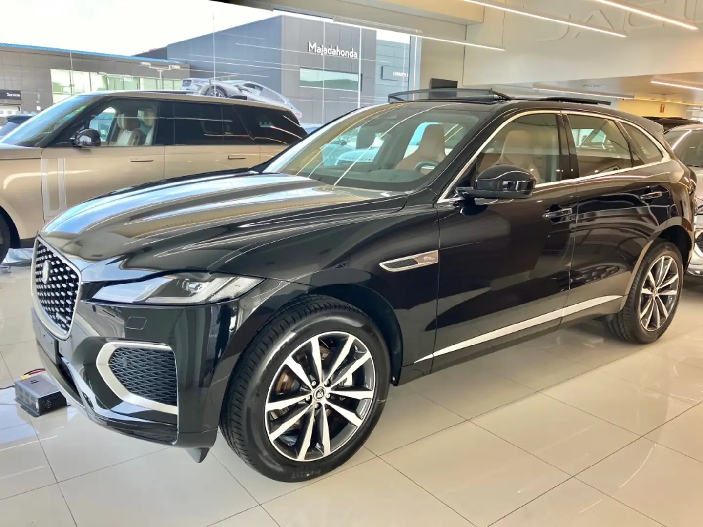 Jaguar F-Pace 2.0D l4 MHEV R-Dynamic S Aut. AWD 204 Černá - 1