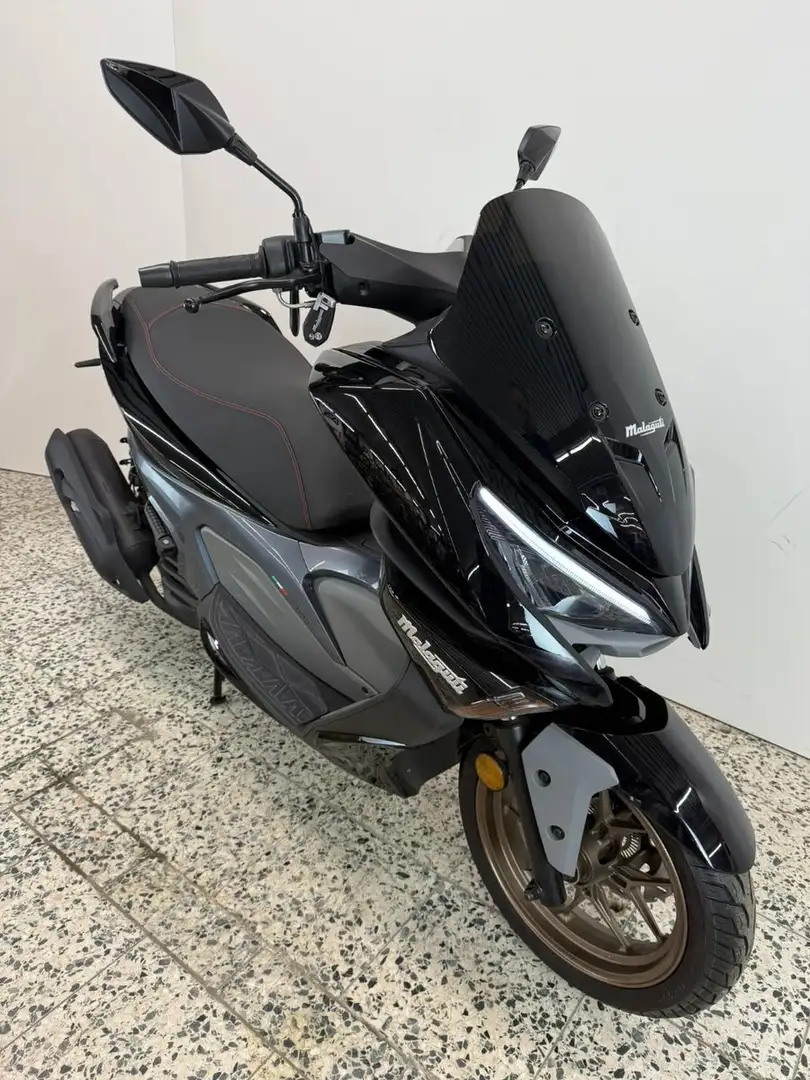 Malaguti Madison 125 ABS Lieferung deutschlandweit  99€ Černá - 1